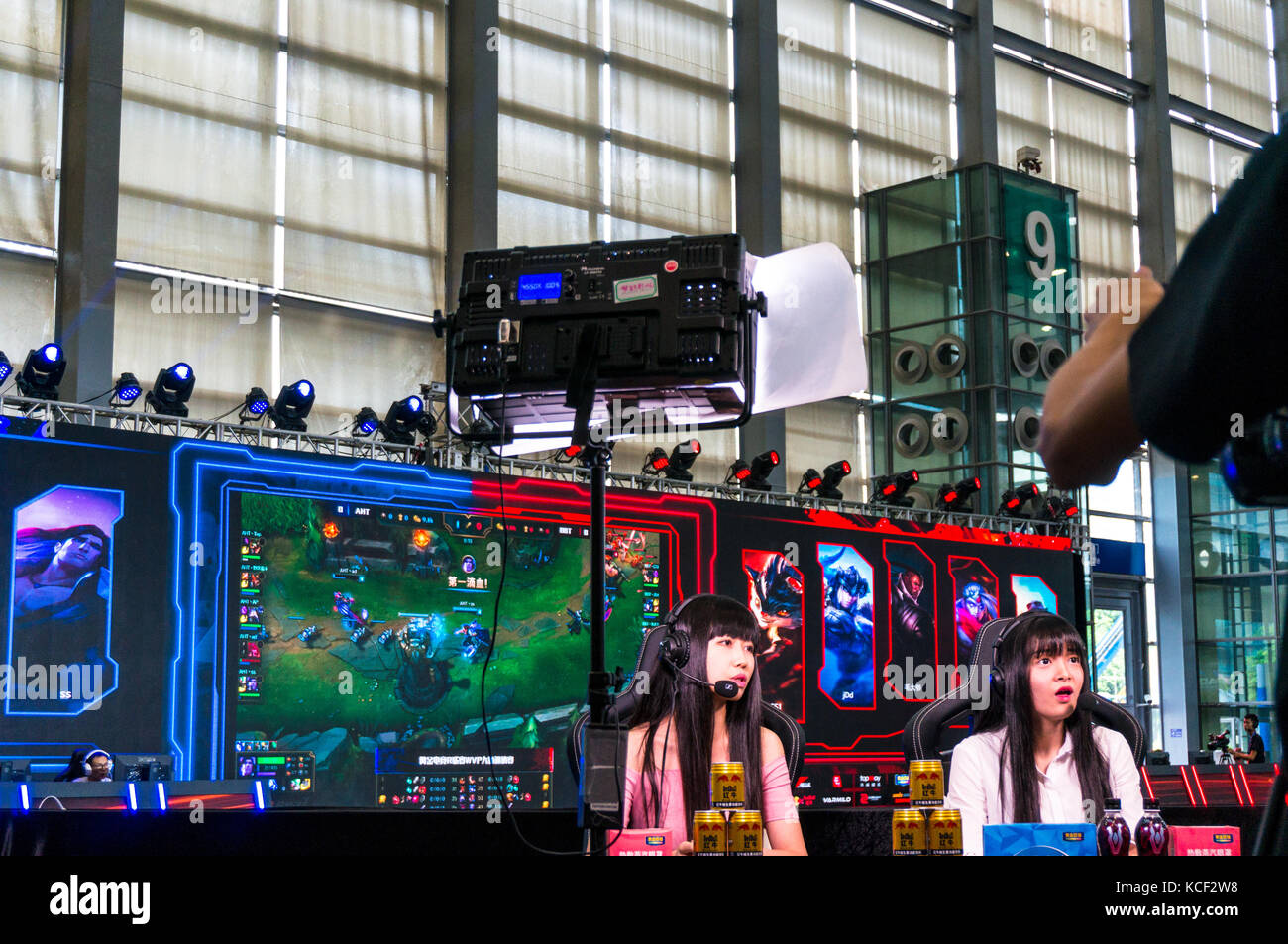 Female video spiel Kommentatoren im Shenzhen Spiel 2017 Messe. Stockfoto