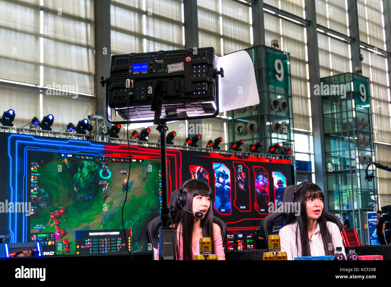 Female video spiel Kommentatoren im Shenzhen Spiel 2017 Messe. Stockfoto