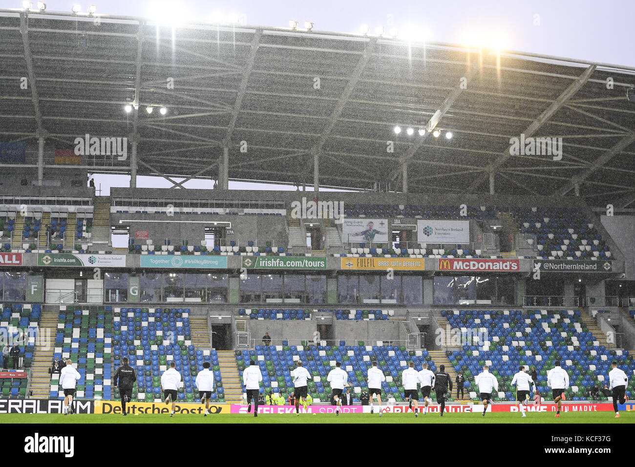 Die Mannschaft macht sich im Windsor Park Stadium warm. GES./ Fussball/ WM Qualifikation: Training der deutschen Nationalmannschaft in Belfast, 04.10.2017 Fußball: WM Qualifikation: Training der deutschen Nationalmannschaft, Belfast, 4. Oktober 2017 Stockfoto