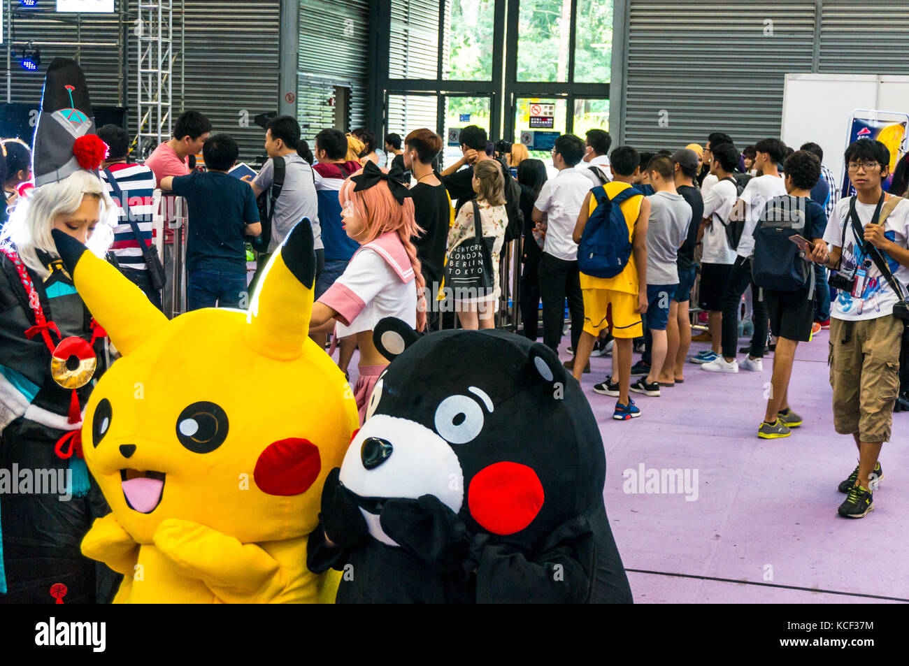 Pikachu und Kumamon Maskottchen mit japanischen Anime Figuren im Spiel Fair 2017 Shenzhen (China Comic-Con). Stockfoto