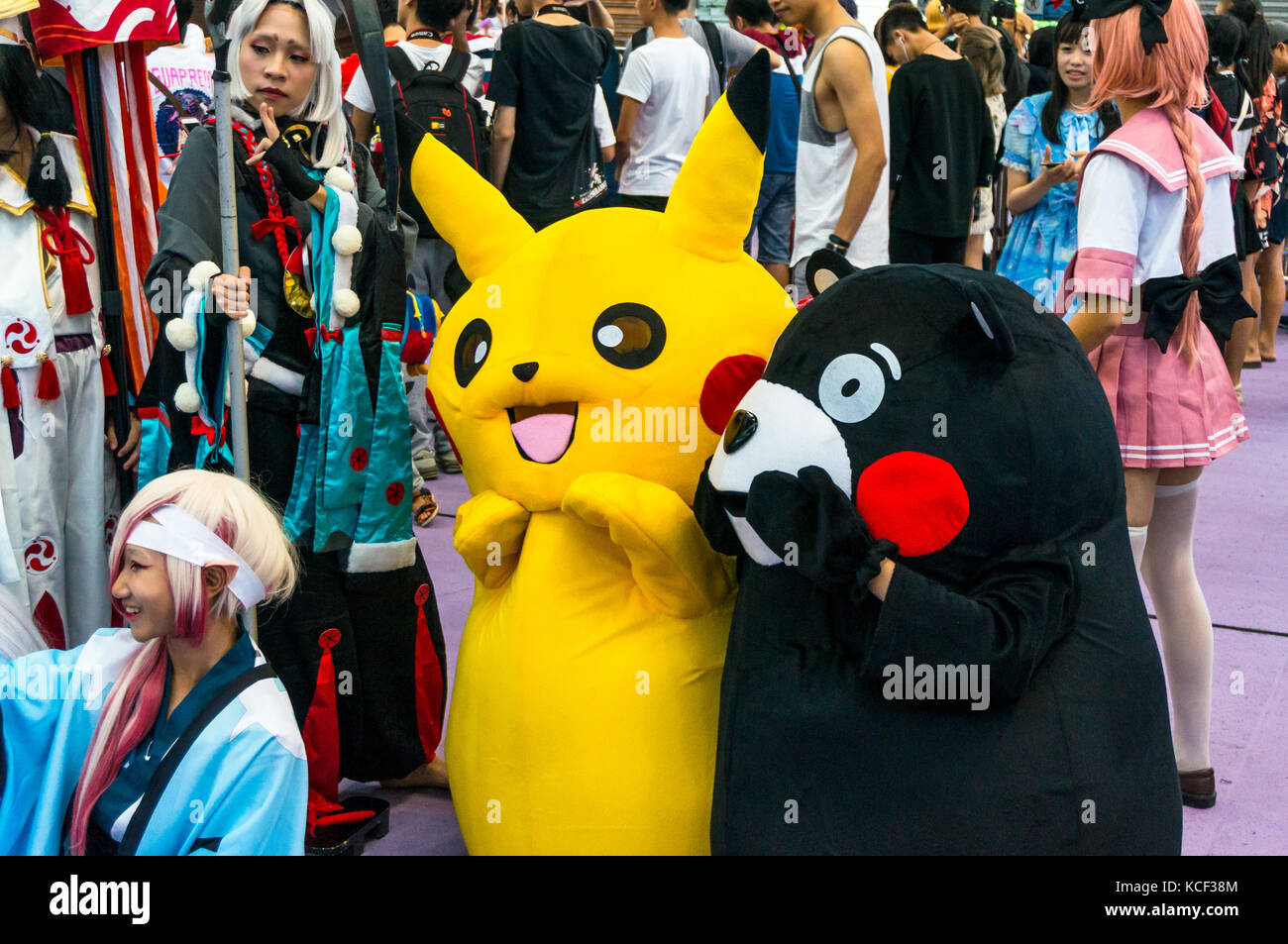 Pikachu und Kumamon Maskottchen mit japanischen Anime Figuren im Spiel Fair 2017 Shenzhen (China Comic-Con). Stockfoto