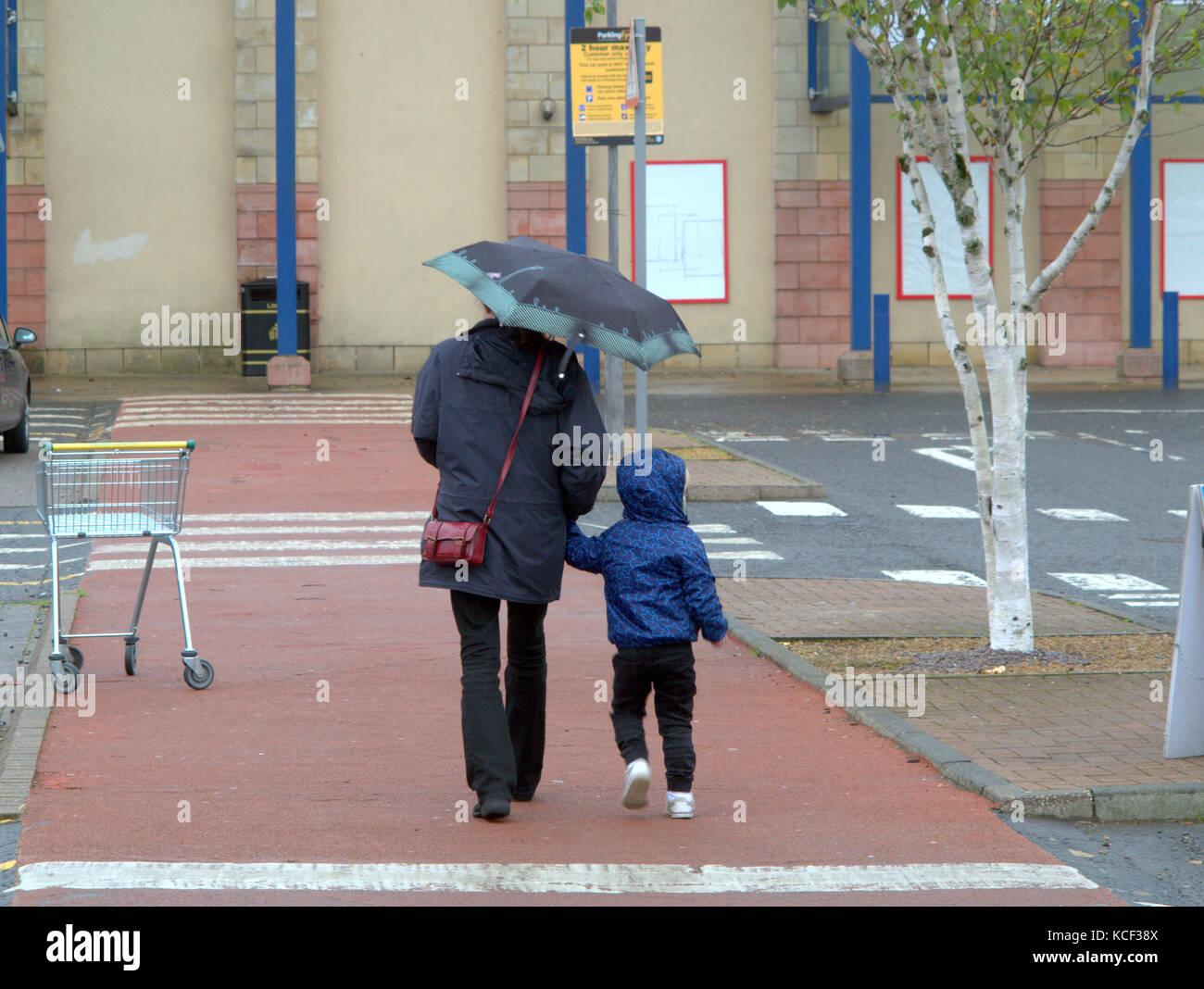 Glasgow, Schottland, Großbritannien. Oktober 2017. Wetter in Großbritannien: Starke Regenfälle und starke Winde mit Wetterwarnung für gefährliche Fahrbedingungen vor dem Eintreffen des Sturms. Quelle: gerard Ferry/Alamy Live News Stockfoto