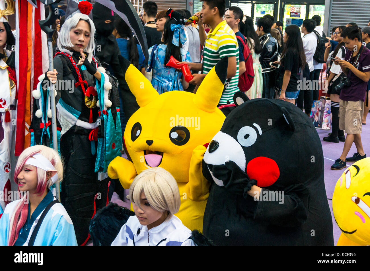 Pikachu und kumamon Maskottchen mit japanischen Anime Figuren im Shenzhen Spiel 2017 Messe (China comic-con). Stockfoto