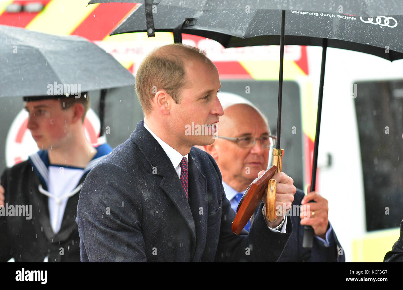 Belfast, Nordirland. 4. Okt, 2017. Prinz William besucht die Titanic Quarter von Belfast, wo er eine Demonstration von Lagan Rettung und Hilfe sah starten ein neues Leben Boot - der Strahl der Hoffnung. Prinz William ist mit einer Flasche bushmills Whiskey, die er über die Yacht gegossen, als er half, ihn zu starten, vorgestellt. Credit: mark Winter/alamy leben Nachrichten Stockfoto