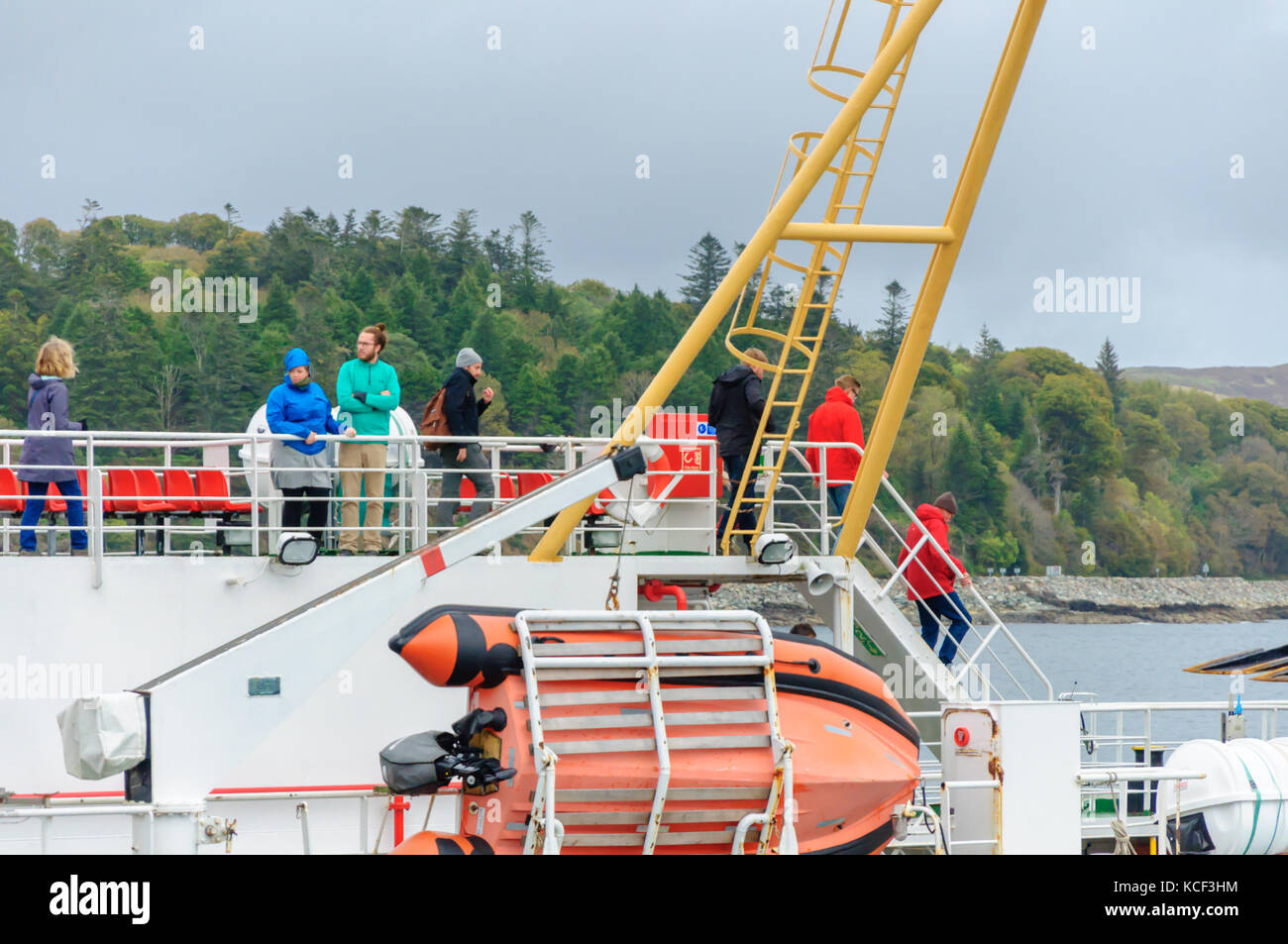 Isle of Skye, Schottland, Großbritannien. 4. Oktober 2017. UK Wetter: Passagiere vorbereiten zum Aussteigen als calmac Fähre MV Loch Fyne in Armadale Pier an einem kalten Tag ankommt und leichtem Wind. Credit: Skully/Alamy leben Nachrichten Stockfoto