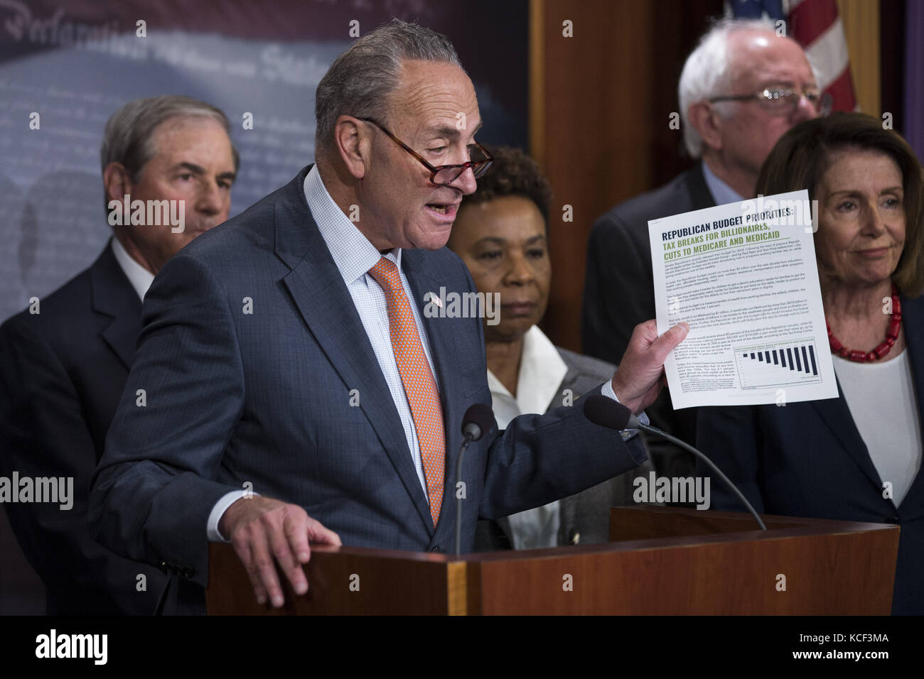 Washington, District of Columbia, USA. 4. Okt, 2017. Senat-Minorität-Führer Senator Charles Schumer (D-NY) während einer Pressekonferenz auf der United States Capitol Building spricht. Während der Pressekonferenz die Demokraten im Kongress diskutiert, um ihre Einwände gegen Steuer Präsident des Donald Trump planen. Credit: Alex Edelman/zuma Draht/alamy leben Nachrichten Stockfoto