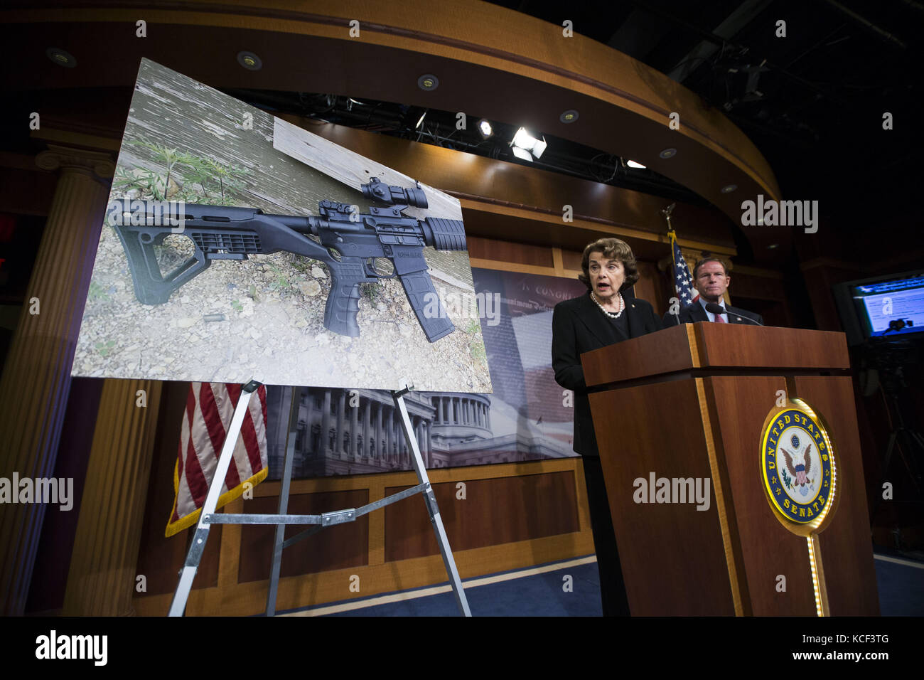 Washington, District of Columbia, USA. Oktober 2017. Senatorin DIANNE FEINSTEIN (D-CA) spricht während einer Pressekonferenz im Kapitol der Vereinigten Staaten. Während der Pressekonferenz forderten die Demokraten im Senat gesetzgeberische Maßnahmen im Gefolge der tödlichsten Massenerschießung in der amerikanischen Geschichte, die diese Woche in Las Vegas Nevada stattfand. Senatorin Feinstein kündigte an, dass sie eine Gesetzgebung zum Verbot von Bump Stocks einführen werde, eine Rolle, die dem Schützen in Las Vegas erlaubte, während seines Amoklaufs so viele Opfer zuzufügen. Quelle: Alex Edelman/ZUMA Wire/Alamy Live News Stockfoto