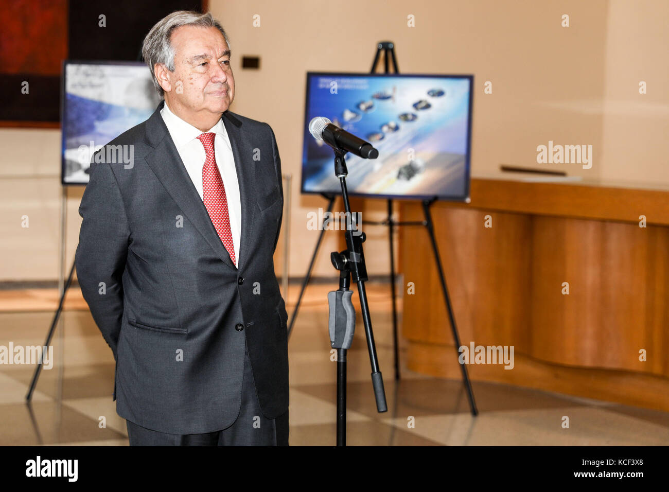 Manhattan, USA. Okt. 2017. UN-Generalsekretär António Guterres eröffnet am Mittwoch im Saal des UN-Hauptquartiers in Manhattan in New York eine Ausstellung zum 60. Jahrestag der Einführung von Sputnik 1 im All. Kredit: Brasilien Photo Press/Alamy Live News Stockfoto