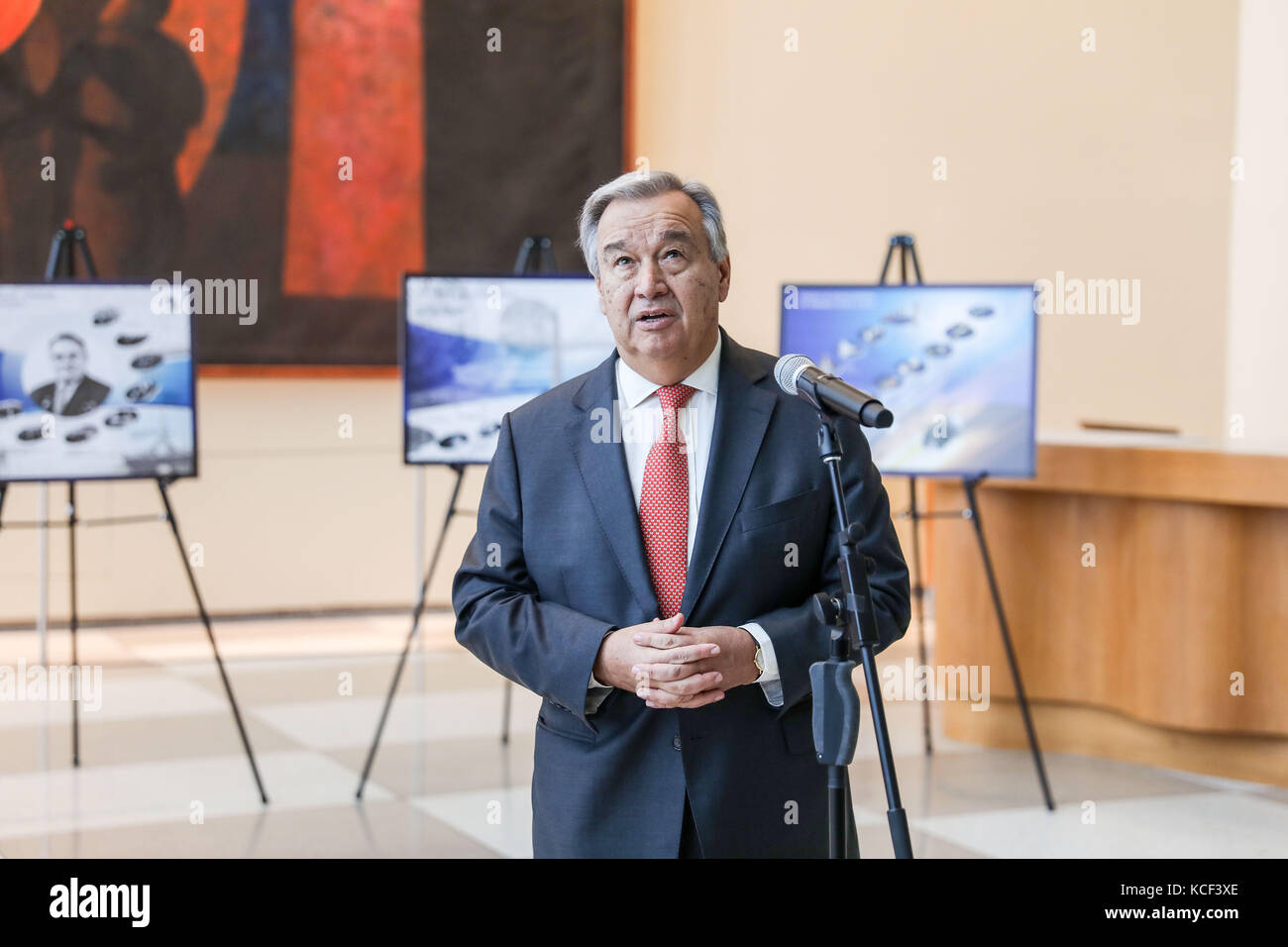 Manhattan, USA. Okt. 2017. UN-Generalsekretär António Guterres eröffnet am Mittwoch im Saal des UN-Hauptquartiers in Manhattan in New York eine Ausstellung zum 60. Jahrestag der Einführung von Sputnik 1 im All. Kredit: Brasilien Photo Press/Alamy Live News Stockfoto