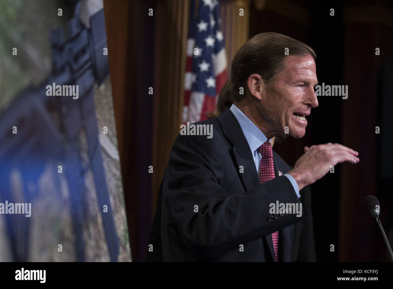 Washington, District of Columbia, USA. 4. Okt, 2017. Senator Richard Blumenthal (d-ct) spricht während einer Pressekonferenz in der United States Capitol Building. Während der Pressekonferenz, Demokraten im Senat gesetzgeberische Maßnahmen im Zuge der tödlichsten Massenerschießungen in der amerikanischen Geschichte, die sich in Las Vegas Nevada nahm in dieser Woche gefordert. Senator Blumenthal verkündete, daß er Co-sponsor Rechtsvorschriften zu stoßen Stocks verbot, eine Waffe, die ermöglichen, die Las Vegas shooter so viele Opfer während seiner Rampage zuzufügen gespielt. Credit: Alex Edelman/zuma Draht/alamy leben Nachrichten Stockfoto