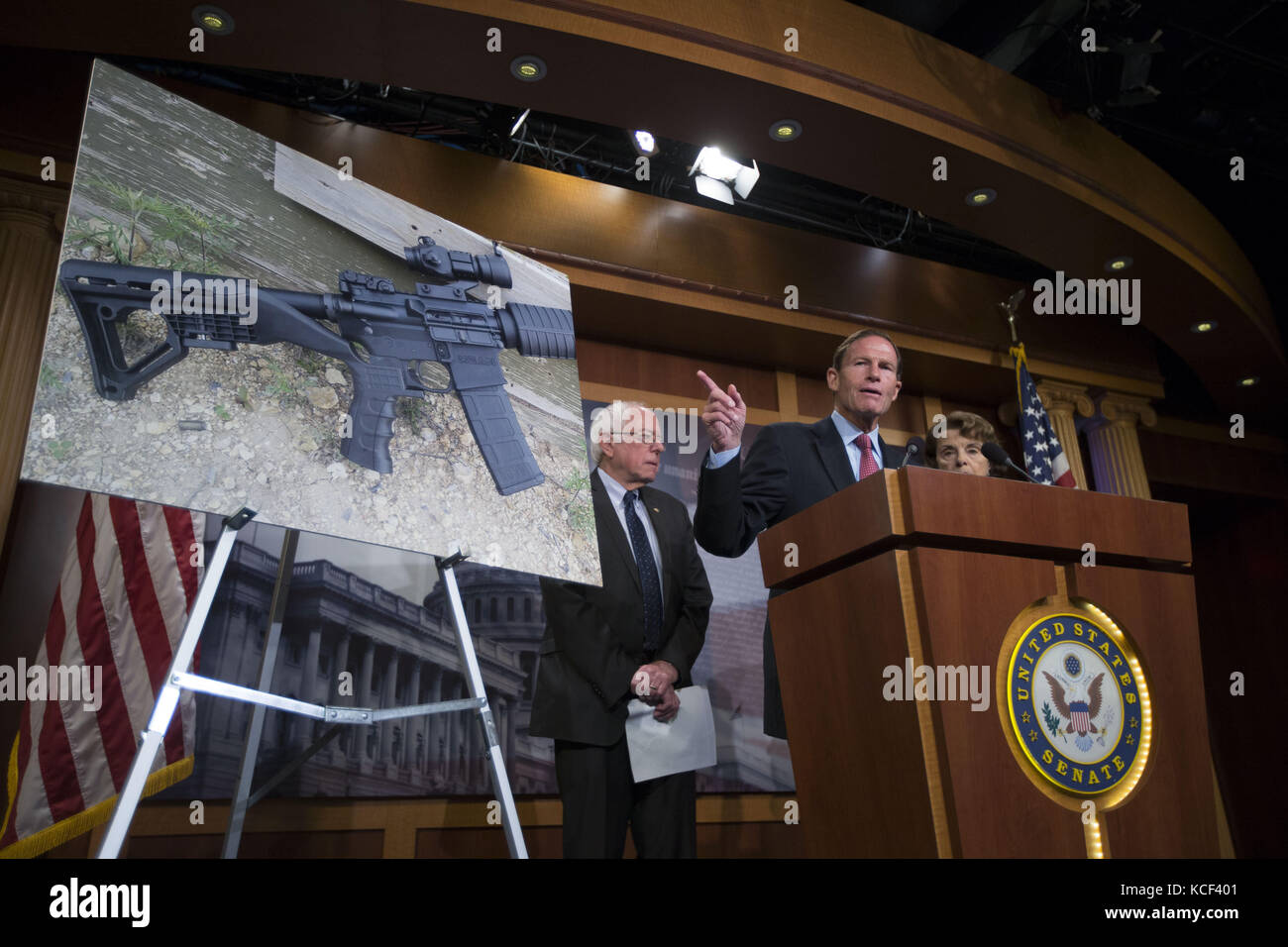 Washington, District of Columbia, USA. Oktober 2017. Senator RICHARD BLUMENTHAL (D-CT) spricht während einer Pressekonferenz im Kapitol der Vereinigten Staaten. Während der Pressekonferenz forderten die Demokraten im Senat gesetzgeberische Maßnahmen im Gefolge der tödlichsten Massenerschießung in der amerikanischen Geschichte, die diese Woche in Las Vegas Nevada stattfand. Senator Blumenthal kündigte an, dass er die Gesetzgebung zum Verbot von Bump Stocks mitsponsern werde, eine Rolle, die es dem Schützen in Las Vegas erlaubte, während seines Amoklaufs so viele Opfer zu zahlen. Quelle: Alex Edelman/ZUMA Wire/Alamy Live News Stockfoto