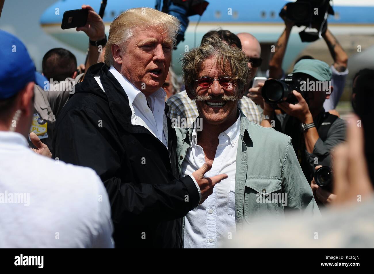 Carolina, Puerto Rico. 03 Okt, 2017. Us-Präsident Donald Trump steht mit Fox News Reporter Geraldo Rivera bei der Ankunft Sturm Schäden vom Hurrikan Maria Oktober 3, 2017 in Carolina, Puerto Rico zu besuchen. Credit: Planetpix/Alamy leben Nachrichten Stockfoto