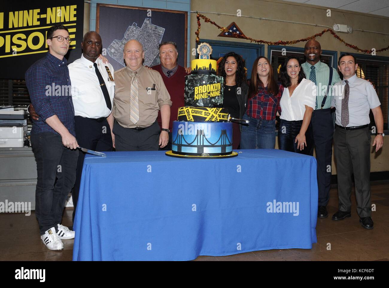 Studio City Ca 4 Okt 2017 Andy Samberg Andre Braugher Terry Crews Melissa Fumero Stephanie Beatriz Joe Lo Truglio Chelsea Peretti Dirk Blocker Joel Mckinnon Miller Dan Goor Michael Schur Anwesend Fur