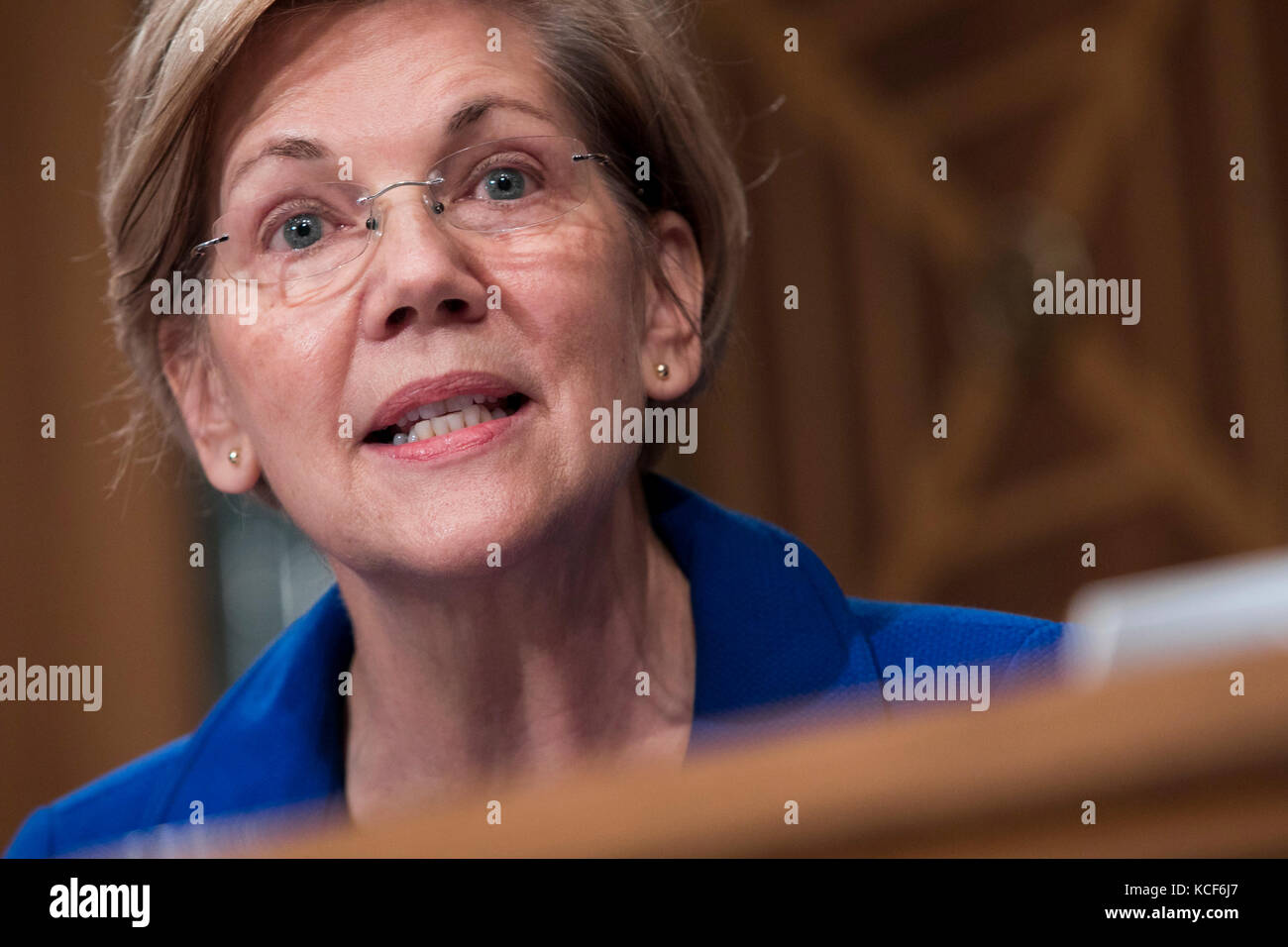 Washington DC, USA. Oktober 2017. Senatorin Elizabeth Warren (D-MA) befragt einen Zeugen während einer Anhörung des Ausschusses für Banken-, Wohnungsbau- und Stadtentwicklung im Senat mit dem Titel „an Examination of the Equifax Cybersecurity Breach“ am 4. Oktober 2017 in Washington, D.C. Es wird angenommen, dass die Datenschutzverletzung die Sozialversicherungszahlen von über 140 Millionen Amerikanern gefährdet hat. Quelle: Kristoffer Tripplaar/Alamy Live News Stockfoto