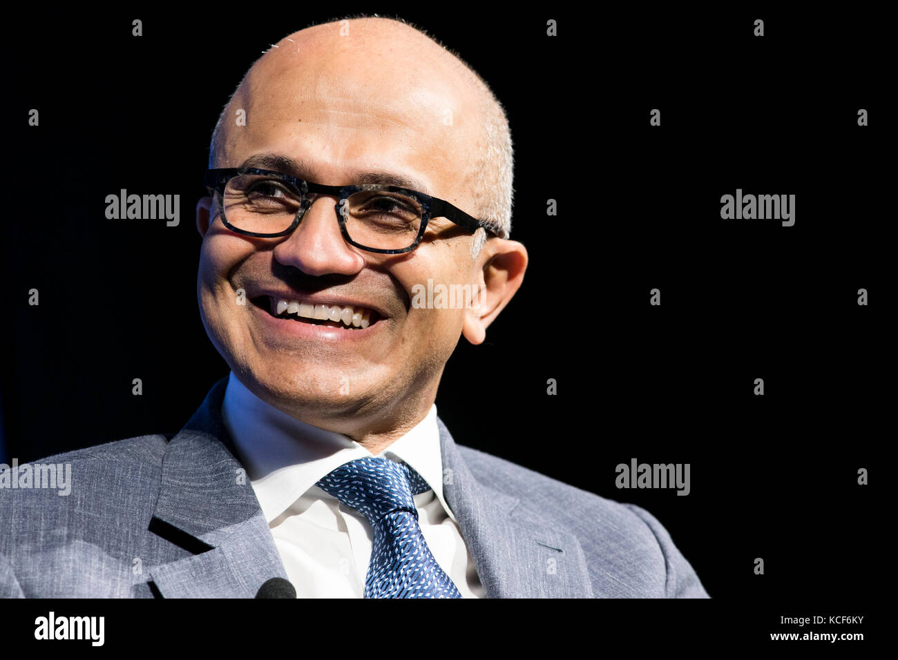 Washington DC, USA. 04. Oktober 2017. Satya Nadella, Chief Executive Officer (CEO) von Microsoft, nimmt an einem Interview während einer Veranstaltung des Economic Club of Washington am 4. Oktober 2017 in Washington, D.C., Teil. Kredit: Kristoffer Tripplaar/Alamy Live Nachrichten Stockfoto