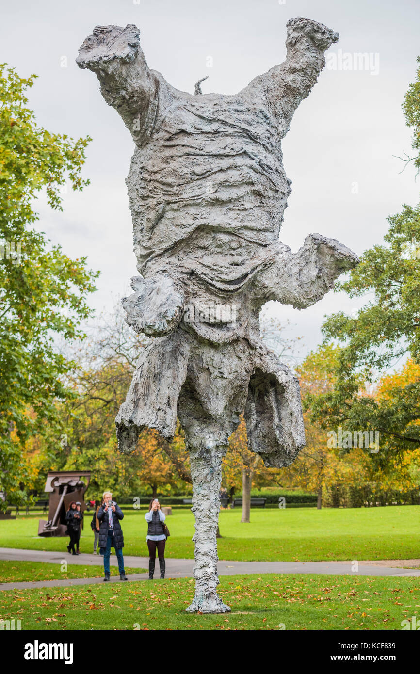 London, Großbritannien. 04 Okt, 2017. Miquel Barceló Gran Elefandret (2008) - Der Fries Skulpturenpark 2016 umfasst 19 großformatige Werke, die in den englischen Gärten zwischen Frieze Masters und Frieze London. Ausgewählt von Clare Lilley (Yorkshire Sculpture Park), der Fries Skulpturenpark mit 19 bedeutenden Künstlern wie Conrad Shawcross, Claus Oldenburg, Nairy Baghramian, Ed Hering, Goshka Macuga und Lynn Chadwick. Die Anlagen werden auf Sicht bleiben bis 8. Okt 2017. Credit: Guy Bell/Alamy leben Nachrichten Stockfoto