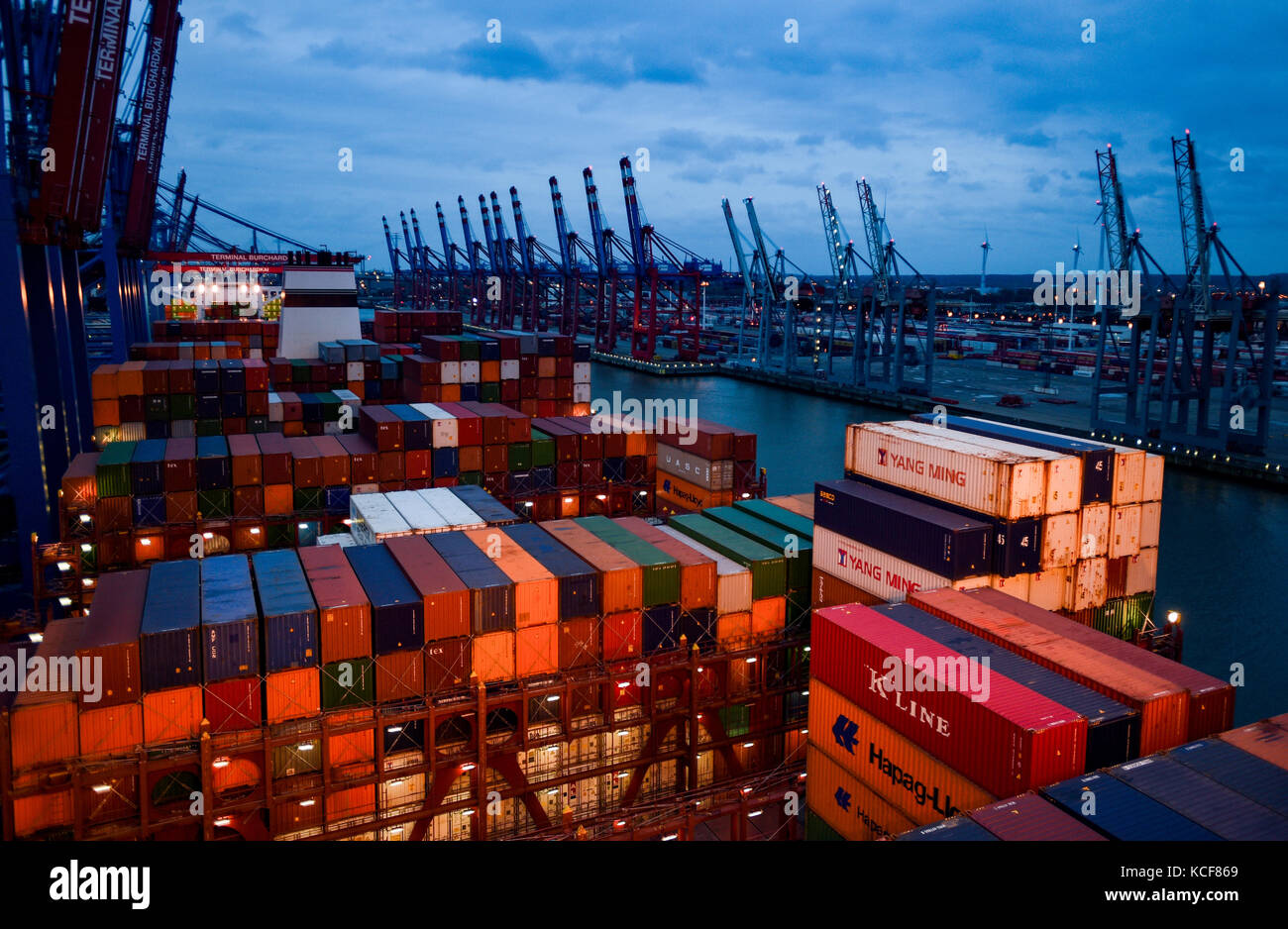 Gestapelte Container stehen an Deck des Frachtschiffes „Barzan“ der Reederei „Hapag Lloyd“, das am 4. Oktober 2017 am Burchard-Kai im Hamburger Hafen andockt. Die Barzan ist eines der größten Frachtschiffe der Welt mit einer Kapazität von bis zu 19.000 Containern. Foto: Axel Heimken/dpa Stockfoto