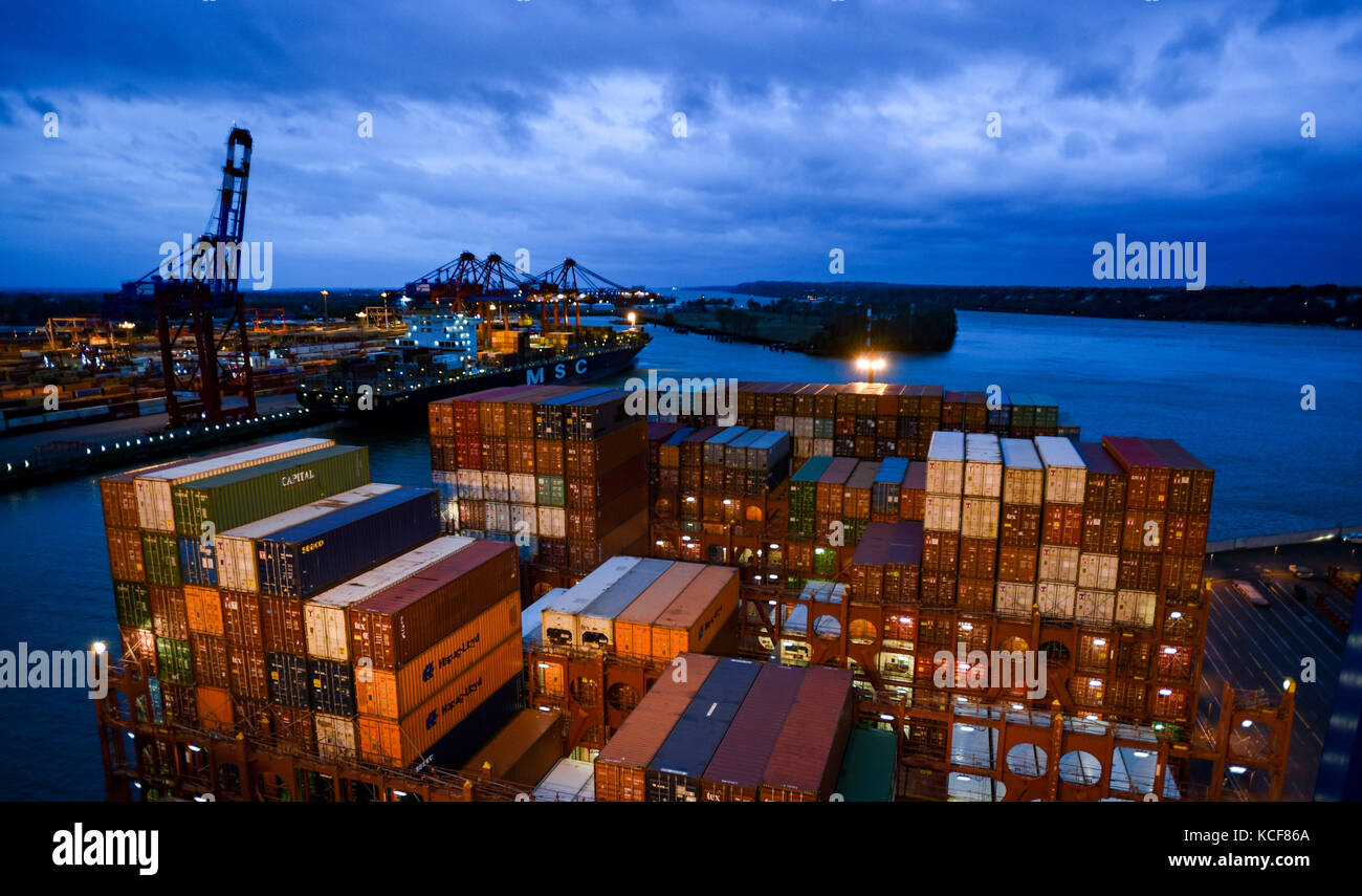 Gestapelte Container stehen an Deck des Frachtschiffes „Barzan“ der Reederei „Hapag Lloyd“, das am 4. Oktober 2017 am Burchard-Kai im Hamburger Hafen andockt. Die Barzan ist eines der größten Frachtschiffe der Welt mit einer Kapazität von bis zu 19.000 Containern. Foto: Axel Heimken/dpa Stockfoto