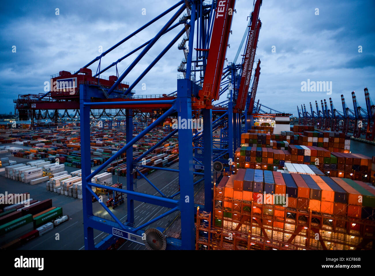 Gestapelte Container stehen an Deck des Frachtschiffes „Barzan“ der Reederei „Hapag Lloyd“, das am 4. Oktober 2017 am Burchard-Kai im Hamburger Hafen andockt. Die Barzan ist eines der größten Frachtschiffe der Welt mit einer Kapazität von bis zu 19.000 Containern. Foto: Axel Heimken/dpa Stockfoto