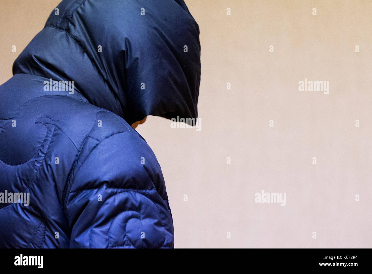 Bochum, Deutschland. Oktober 2017. Ex-Secret Service Agent Werner Mauss im Gerichtssaal eines Amtsgerichts in Bochum, 5. Oktober 2017. Ihm wird vorgeworfen, unter einem Pseudonym im Ausland 14 Millionen Euro an Steuern hintergangen zu haben. Die Staatsanwaltschaft hat eine Freiheitsstrafe von sechs Jahren und drei Monaten beantragt. Die Verteidigung verlangt einen Freispruch. Quelle: Marcel Kusch/dpa/Alamy Live News Stockfoto