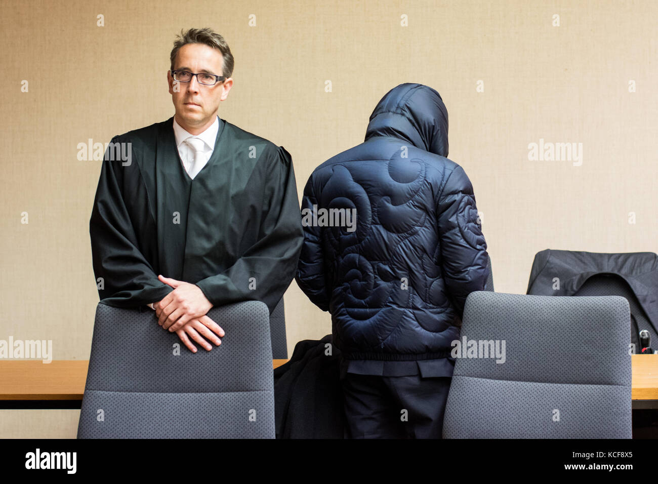 Bochum, Deutschland. Oktober 2017. Ex-Secret Service Agent Werner Mauss (R) steht neben seinem Verteidiger Daniel Fischer am Amtsgericht Bochum, 05. Oktober 2017. Ihm wird vorgeworfen, unter einem Pseudonym im Ausland 14 Millionen Euro an Steuern hintergangen zu haben. Die Staatsanwaltschaft hat eine Freiheitsstrafe von sechs Jahren und drei Monaten beantragt. Die Verteidigung verlangt einen Freispruch. Quelle: Marcel Kusch/dpa/Alamy Live News Stockfoto