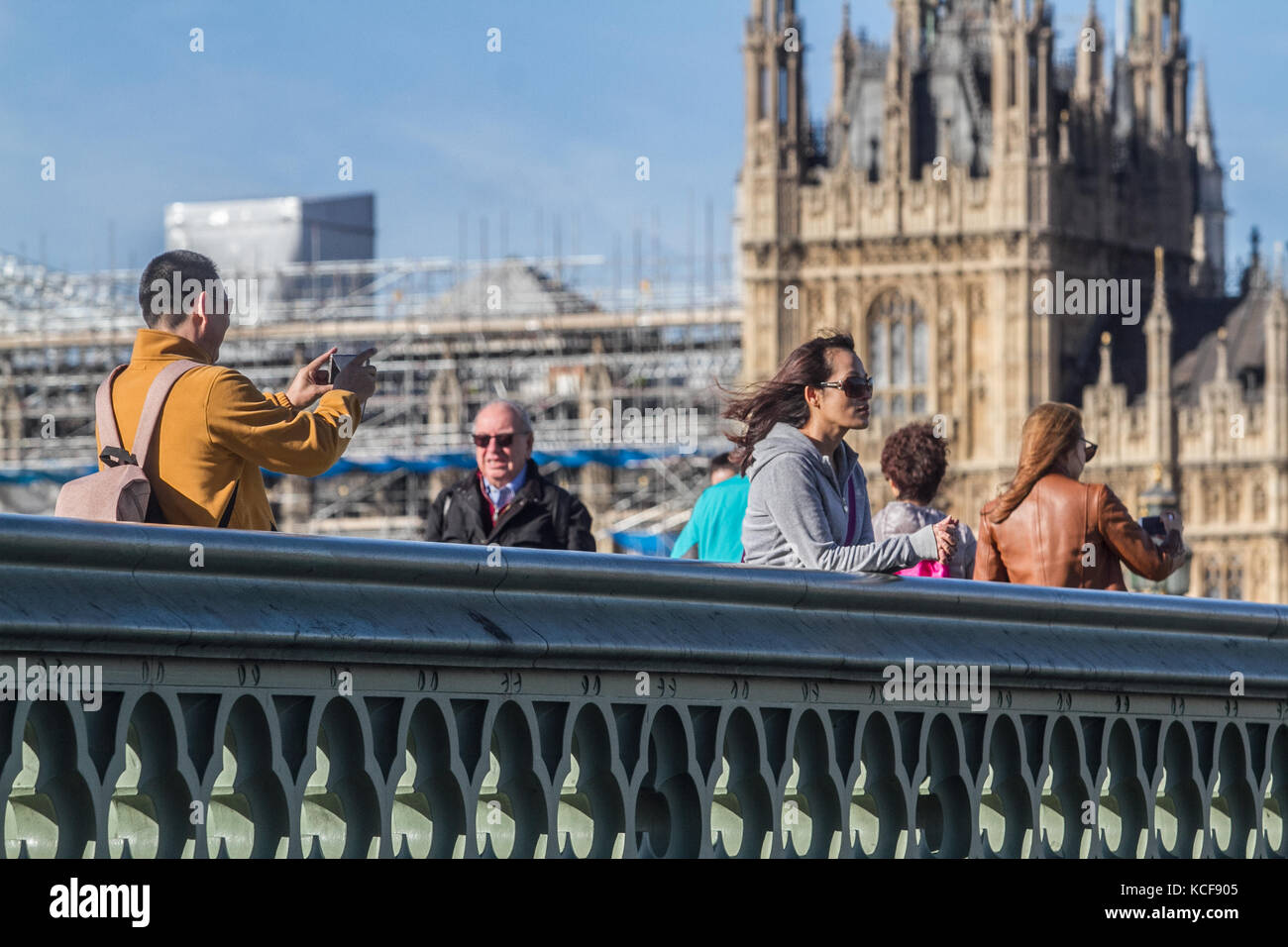 London, Großbritannien. 5. Okt, 2017. Menschen die morgen Herbst Sonnenschein auf die Westminster Bridge genießen zwar eine gelbe Wetter Warnung ausgegeben wurde als 60 mph Gale force Winde und Regen zu erwarten sind Teig vielen Teilen von England und Wales auf Donnerstag Nacht Kreditkarten: Amer ghazzal/alamy leben Nachrichten Stockfoto