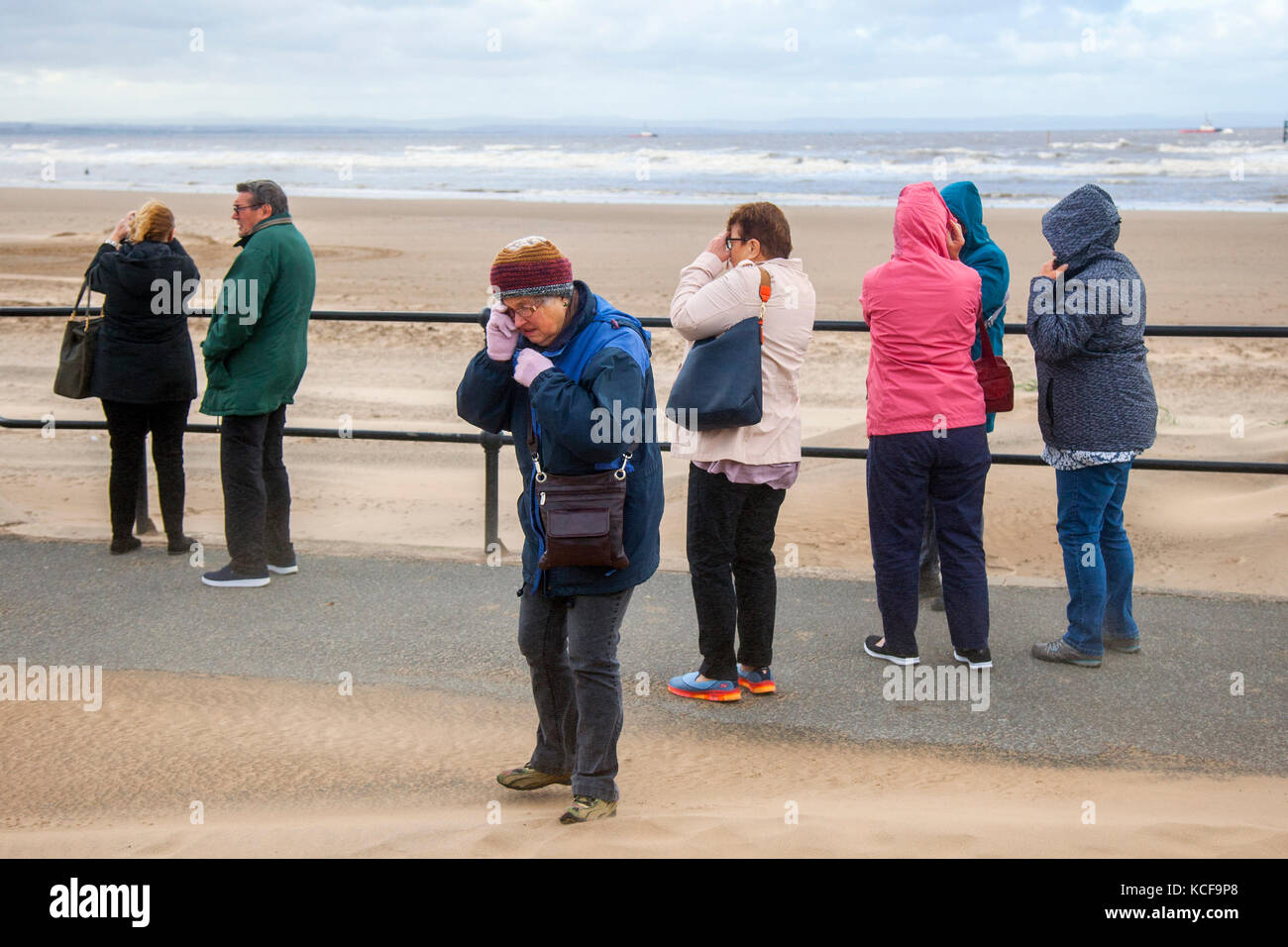 Crosby, Merseyside. UK Wetter. 5. Oktober 2017. Hohe Winde, feine Sand vom Strand wie Stürme weiter der Westküste zu zerschlagen und der Mündung des Flusses Mersey. Dune Gebäude liegt an der Küste von der charakteristischen onshore Wind half. Planierarbeiten hat eine gemeinsame Form der künstliche Düne Bau geworden, zum Teil, weil die Vegetation & fechten Ansatz einige Zeit trap Sand nimmt und eine neue Düne bauen. Credit: MediaWorldImages/AlamyLiveNews Stockfoto