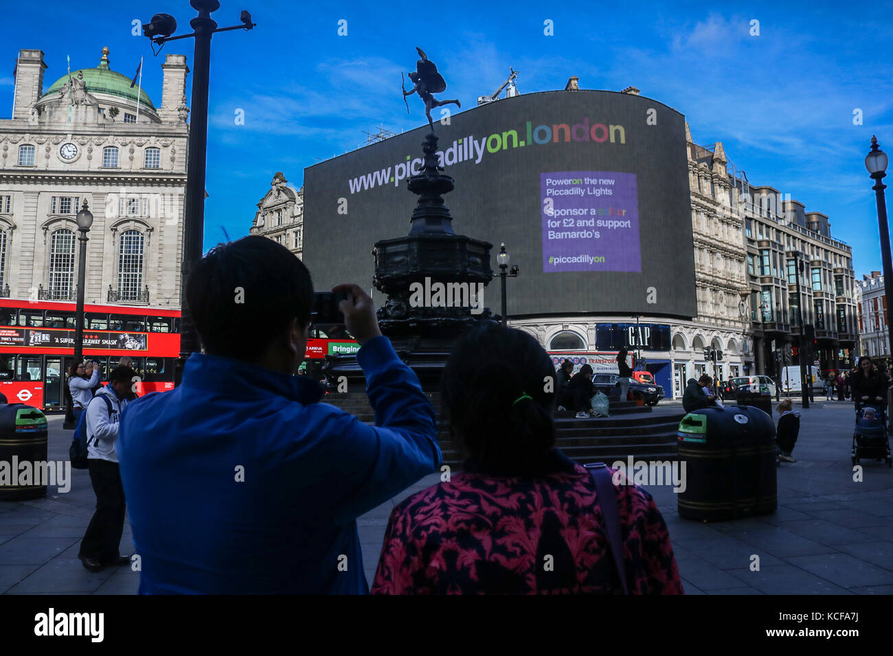 London, Großbritannien. 5. Okt, 2017. Arbeitnehmer haben das Gerüst für den neuen Riesen Werbung, die in einer High tech Upgrade wurde und wird mit einem 4k-LED-Bildschirm in der Lage hosting live Videos, Wetter, Nachrichten und Sportergebnisse, neben den in Echtzeit social media Feeds vor dem Bildschirm im Oktober geschaltet. Der neue Bildschirm ist ersetzt worden und wird Europas größte digitale geworden, ultra-high definition gebogene Leinwand 8,500 sq ft (790 m2) Credit: Amer ghazzal/alamy leben Nachrichten Stockfoto