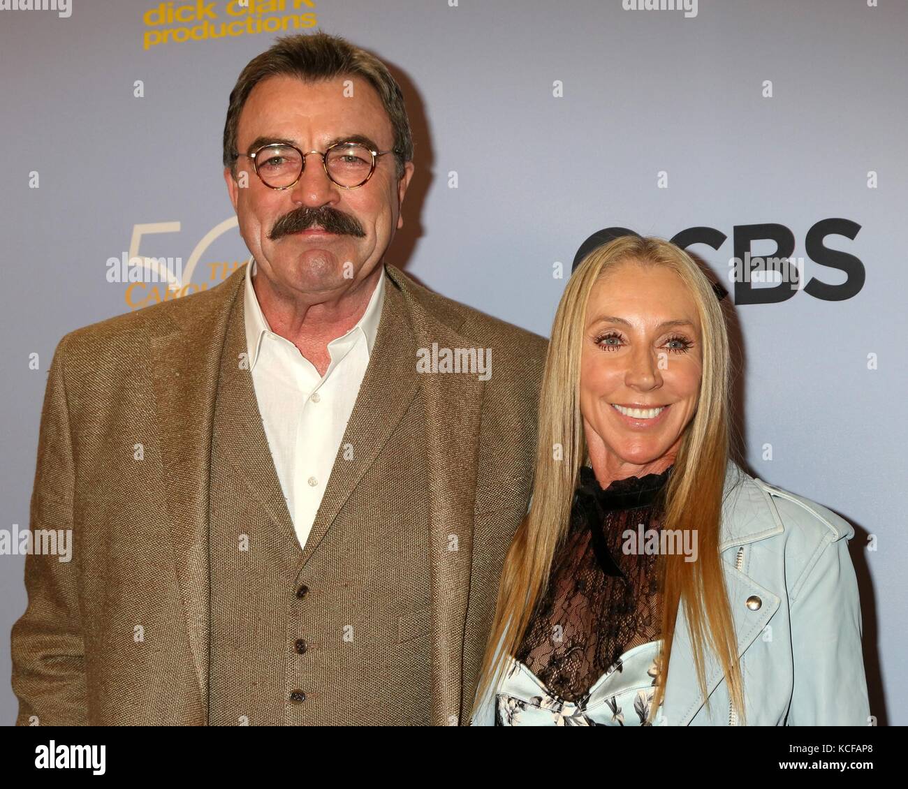 Los Angeles, CA, USA. Oktober 2017. Tom Selleck, Jillie Mack  bei der Ankunft für das Carol Burnett 50th Anniversary Special Taping, CBS Television City, Los Angeles, CA 4. Oktober 2017. Quelle: Priscilla Grant/Everett Collection/Alamy Live News Stockfoto