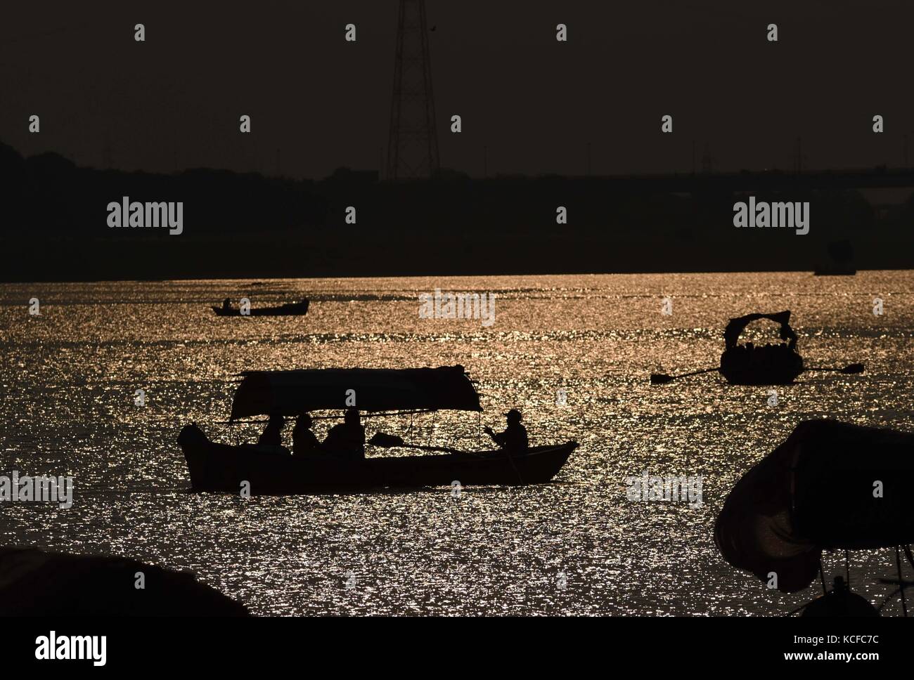 Allahabad, Uttar Pradesh, Indien. Oktober 2017. Allahabad: Eifriger Anhänger Genießen Sie Bootfahren in Sangam, dem Zusammenfluss von River Ganga, Yamuna und mythologischer Saraswati, in Allahabad am 05-10-2017. Kredit: Prabhat Kumar Verma/ZUMA Wire/Alamy Live News Stockfoto