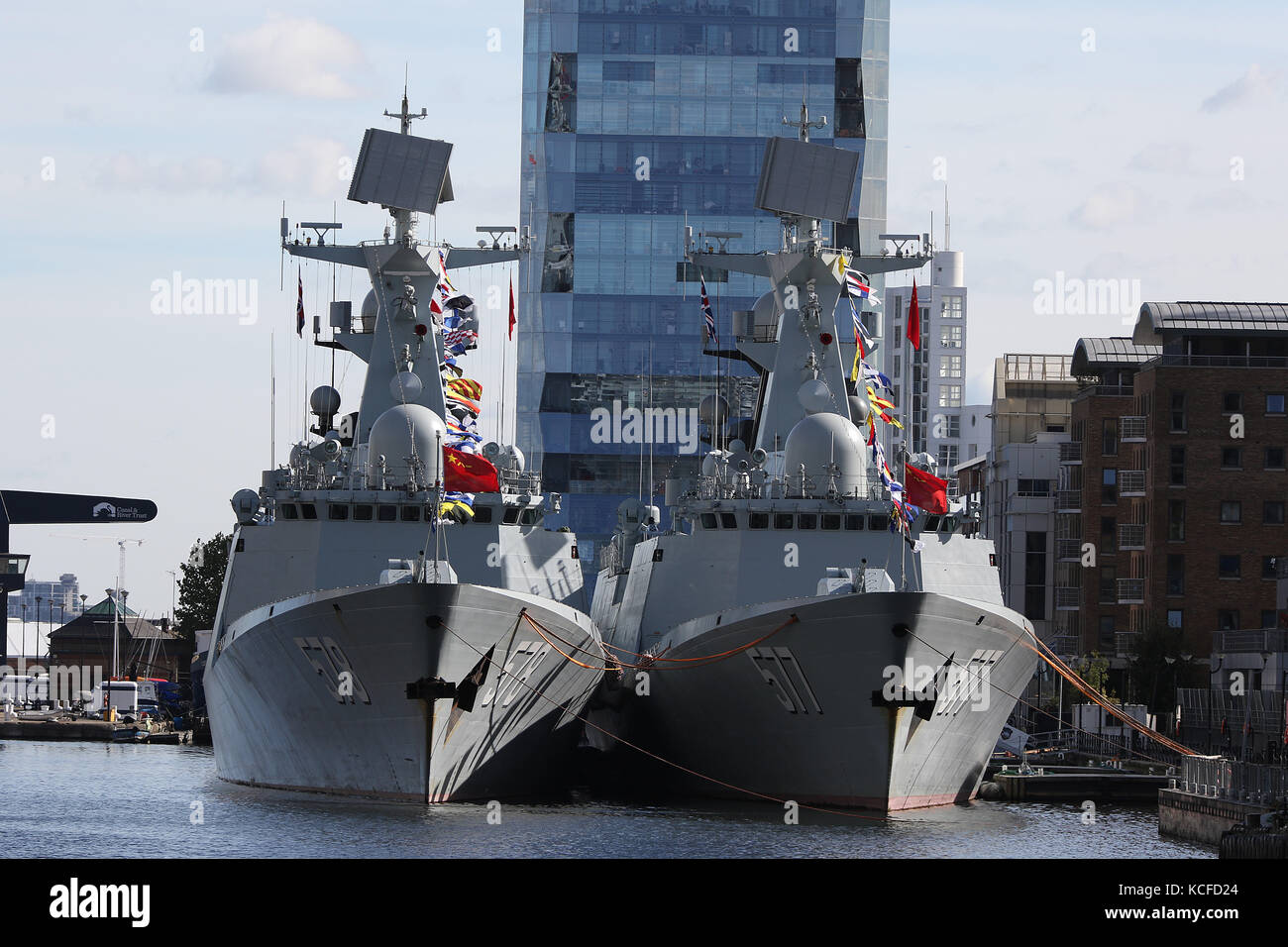 London, Großbritannien. 5. Okt 2017. China People's Liberation Army Navy Typ 054 eine Fregatten Huanggang & Yangzhou, West India Docks, London, UK. 05 Okt, 2017. Foto von Richard Goldschmidt Credit: Rich Gold/Alamy leben Nachrichten Stockfoto