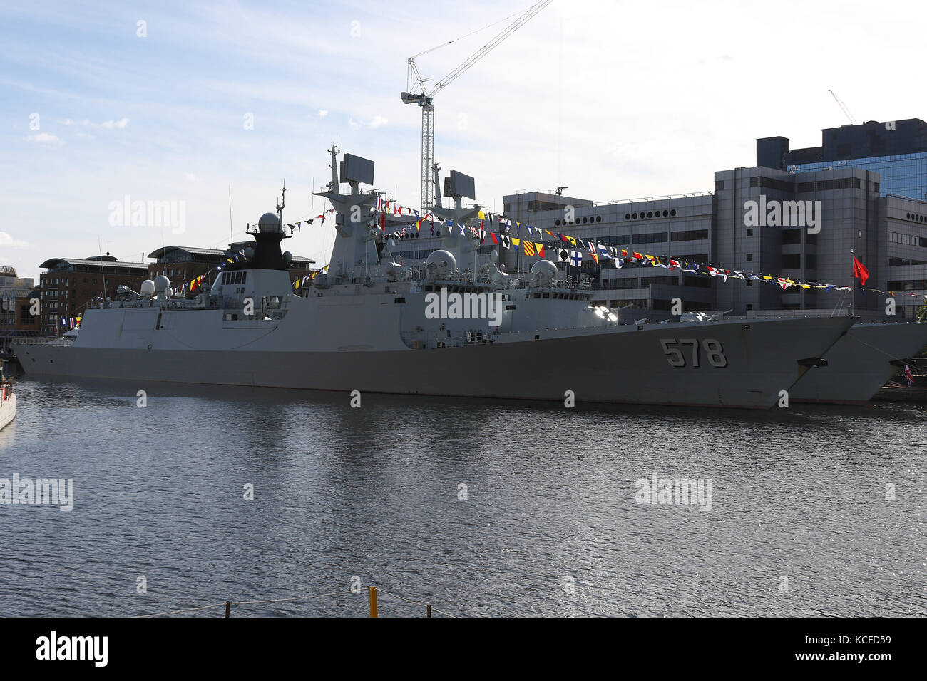 London, Großbritannien. 5. Okt 2017. China People's Liberation Army Navy Typ 054 eine Fregatten Huanggang & Yangzhou, West India Docks, London, UK. 05 Okt, 2017. Foto von Richard Goldschmidt Credit: Rich Gold/Alamy leben Nachrichten Stockfoto