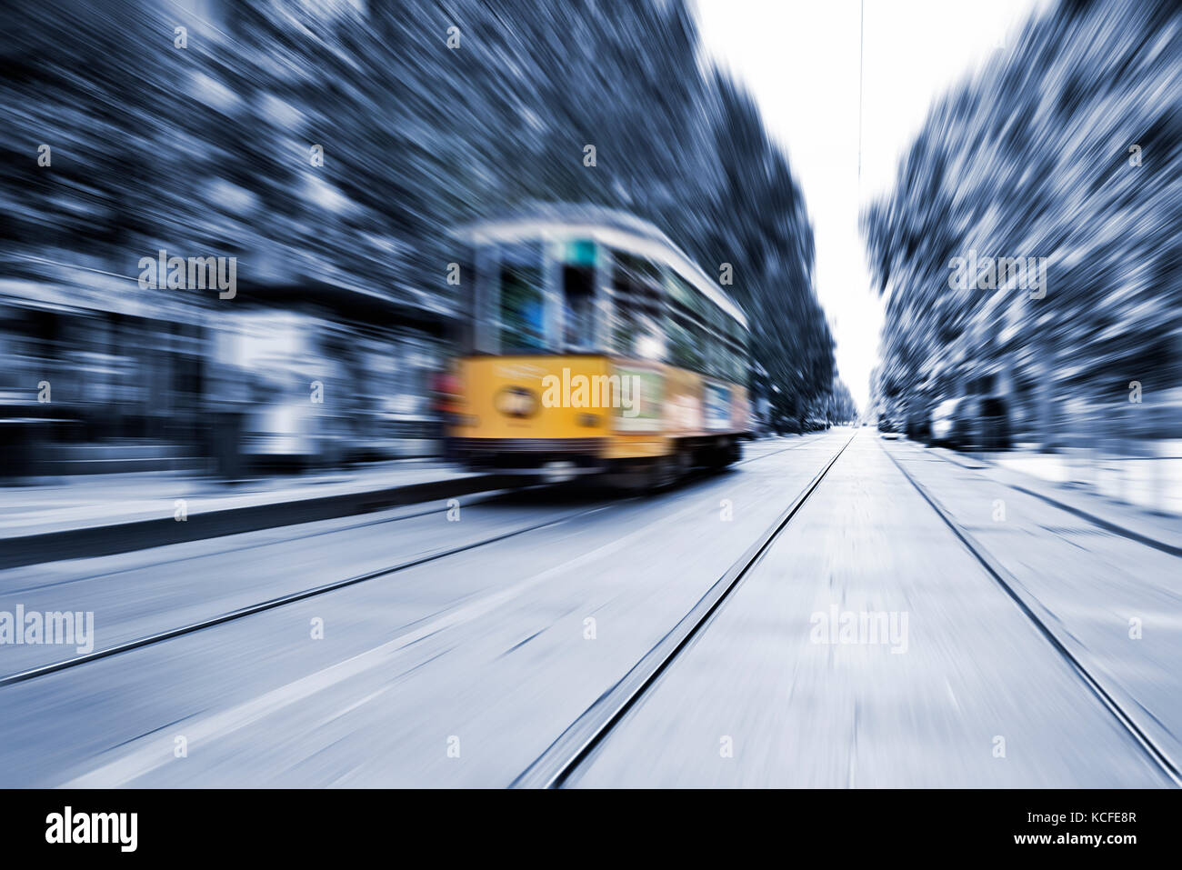 Verschwommene Bewegung eines alten Vintage orange Straßenbahn in Mailand, Italien Stockfoto