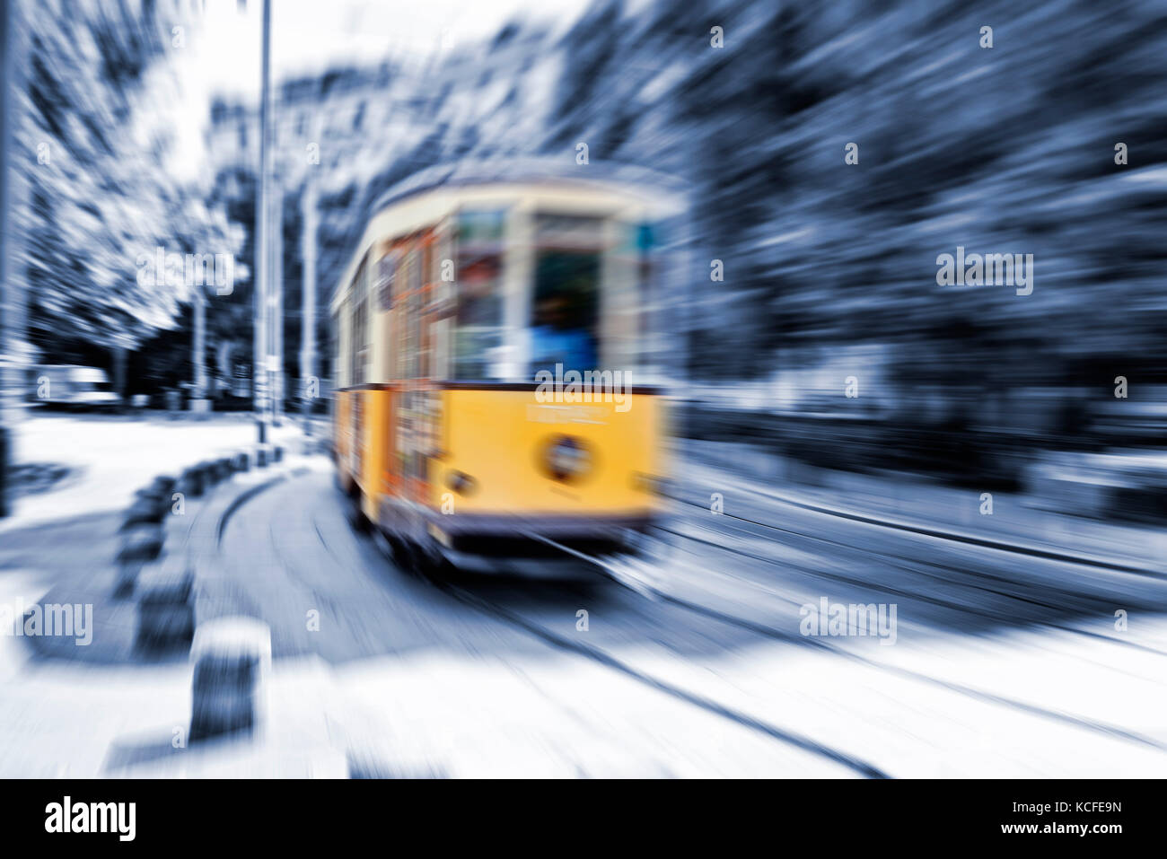 Verschwommene Bewegung eines alten Vintage orange Straßenbahn in Mailand, Italien Stockfoto