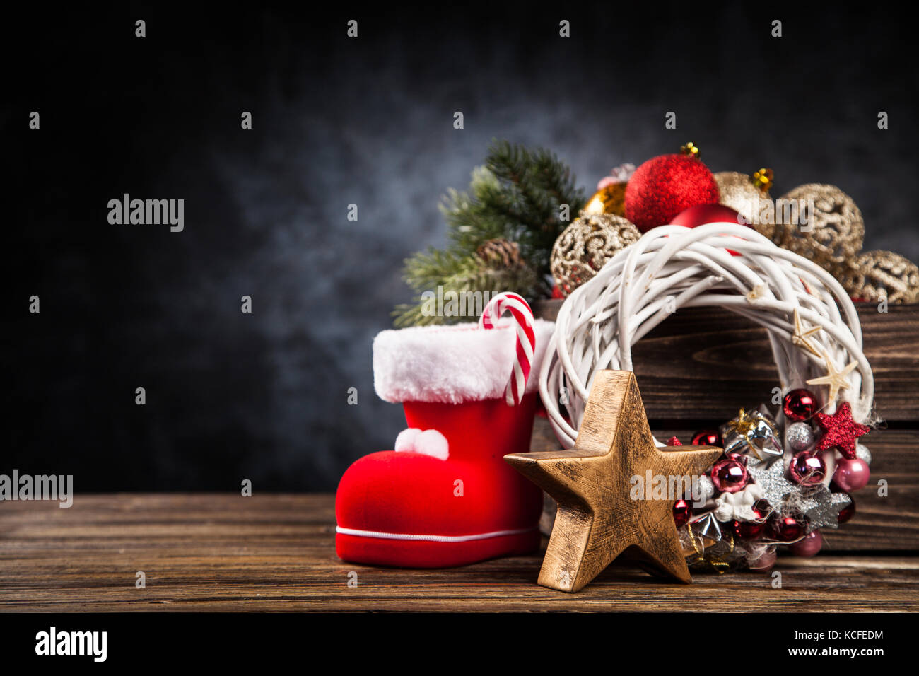 Weihnachtsbaumschmuck in einer Holzkiste. Stockfoto