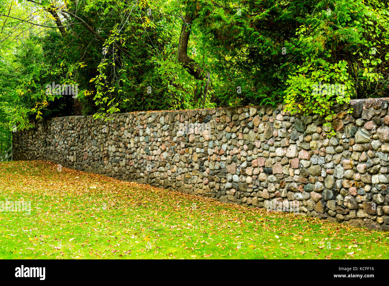 Stone garden wall Fotos und Bildmaterial in hoher Auflösung Alamy