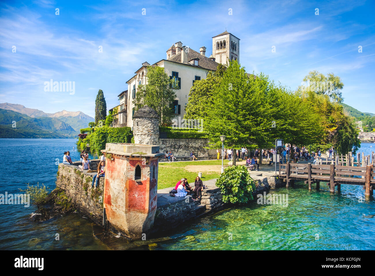 Insel San Giulio im Orta-See, Provinz Novara in der Region Piemont voller Touristen entspannen auf Wasser (Orta See, Italien, 21. Mai 2017) Stockfoto