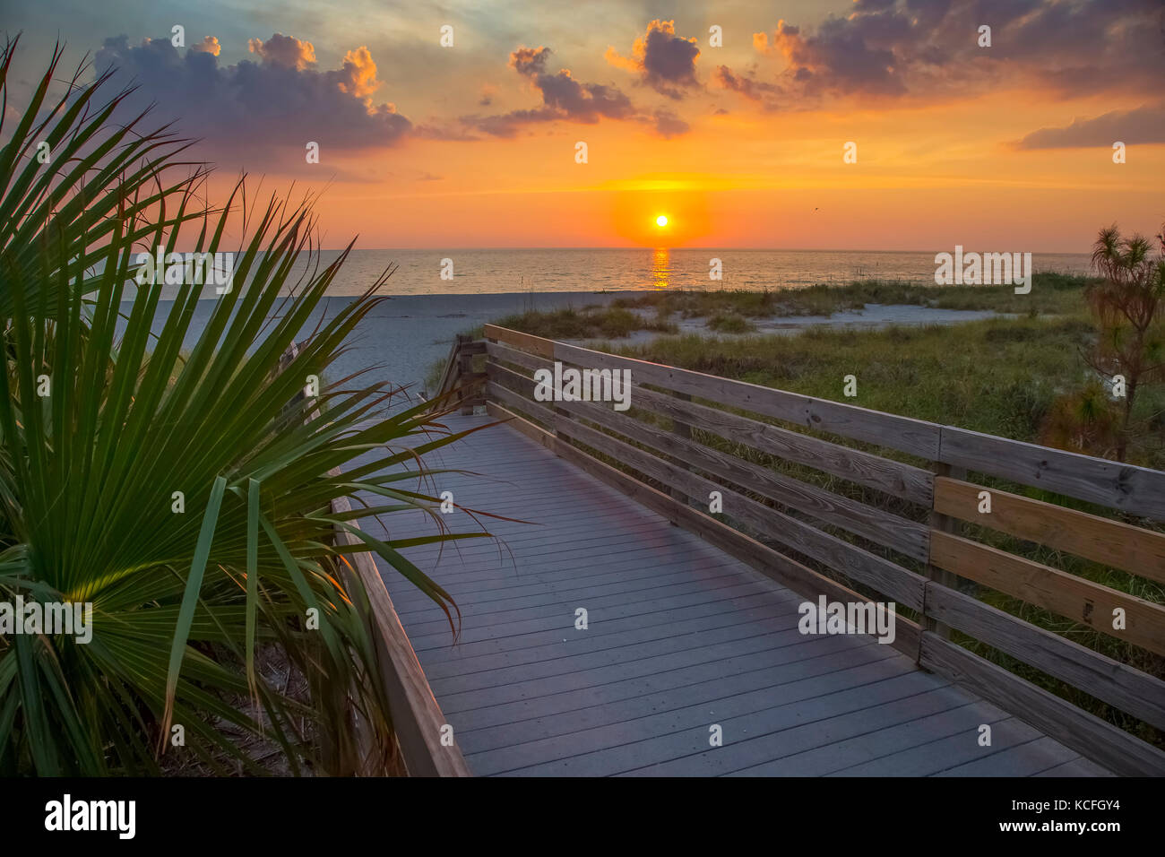 Sonnenuntergang über Gehweg zum Strand am Golf von Mexiko in Venedig Florida Stockfoto