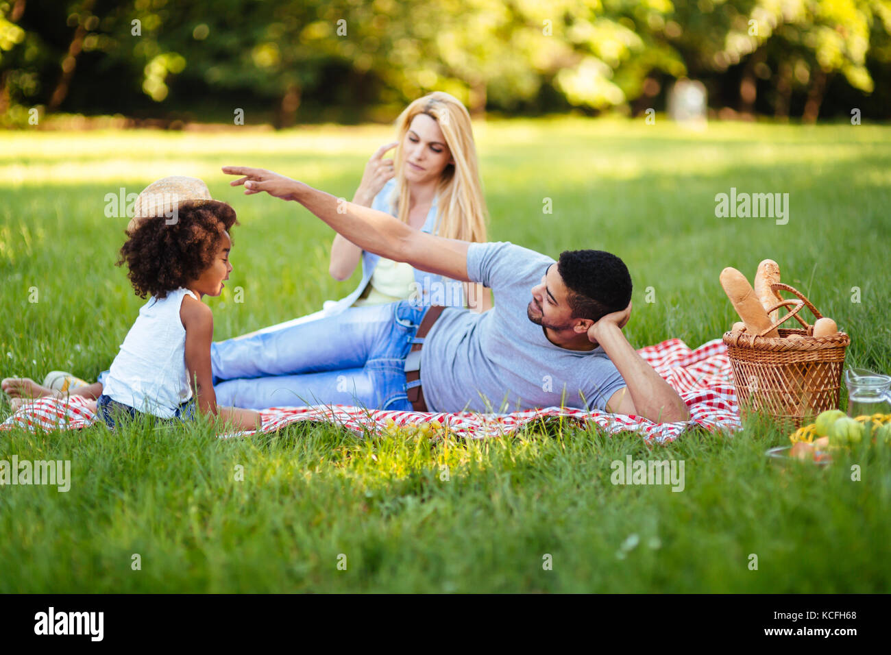 Bild der hübschen Paar mit ihrer Tochter in Picknick Stockfoto