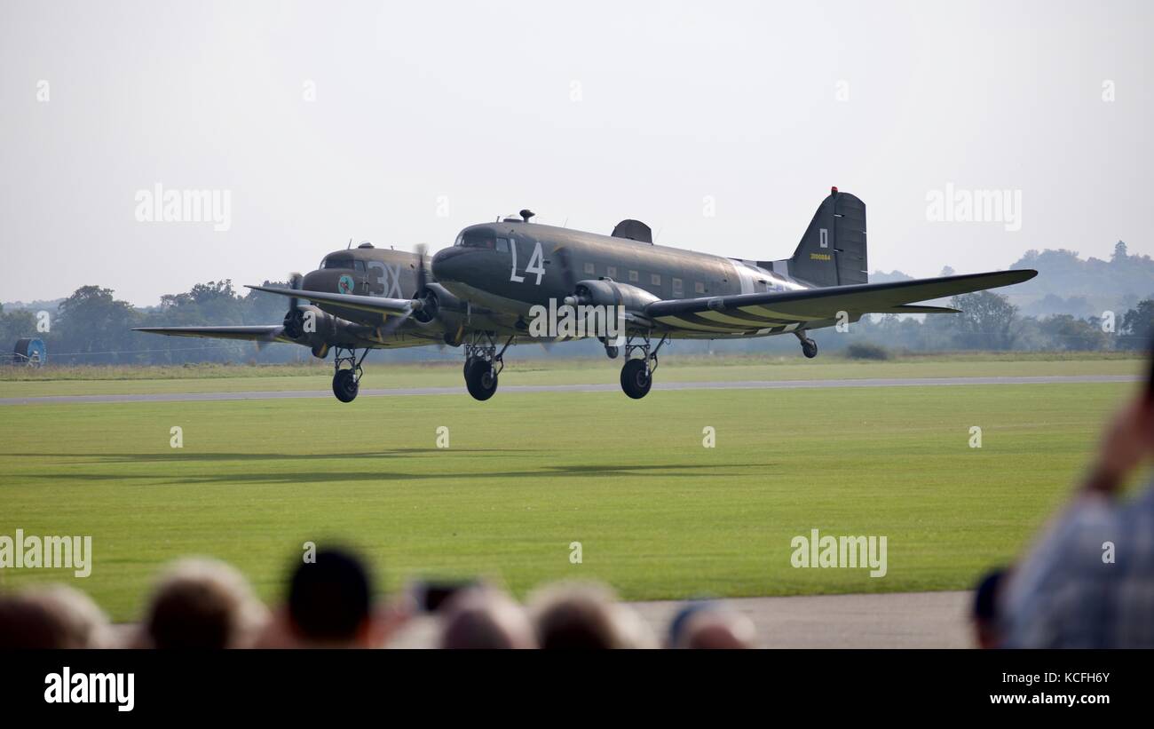 Zwei Douglas C 47 Skytrain Flugzeuge In Der Ausbildung In Duxford Flugplatz Stockfotografie Alamy