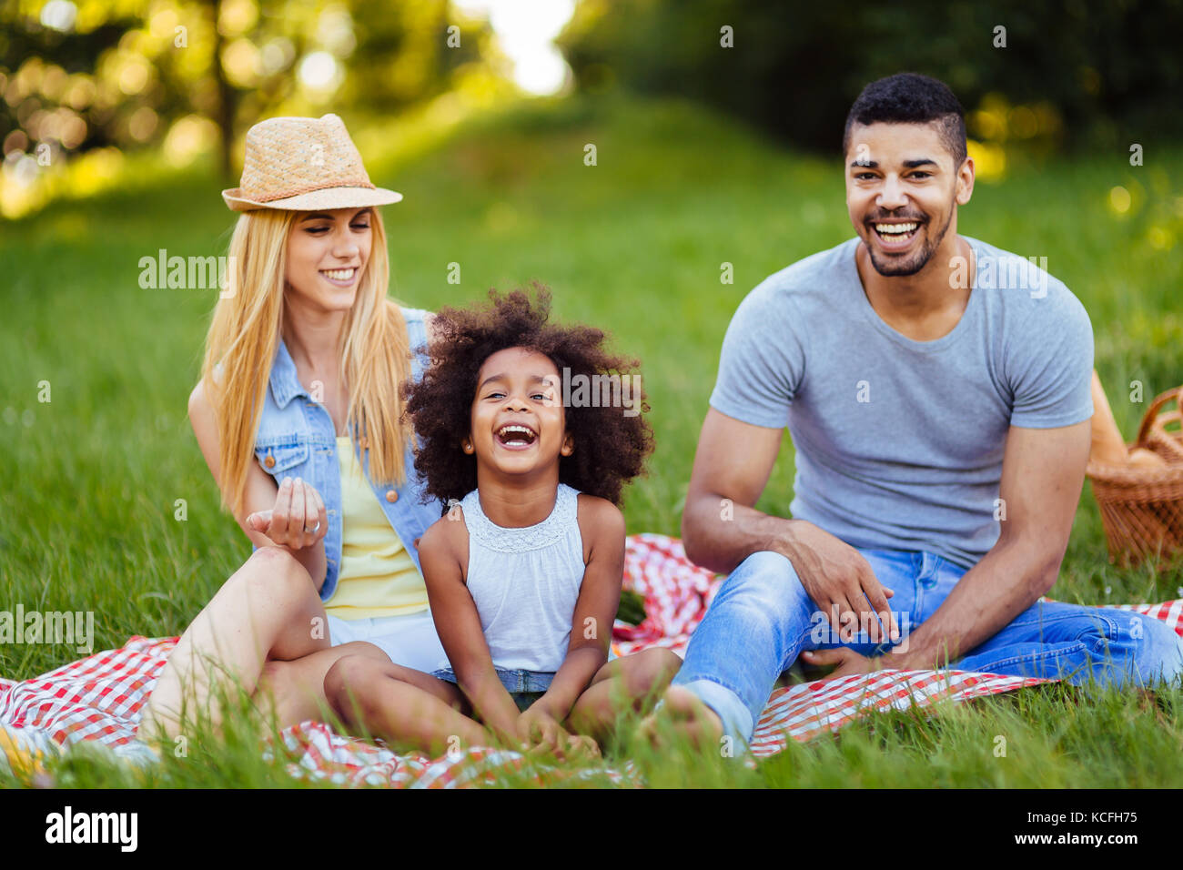 Bild der hübschen Paar mit ihrer Tochter in Picknick Stockfoto