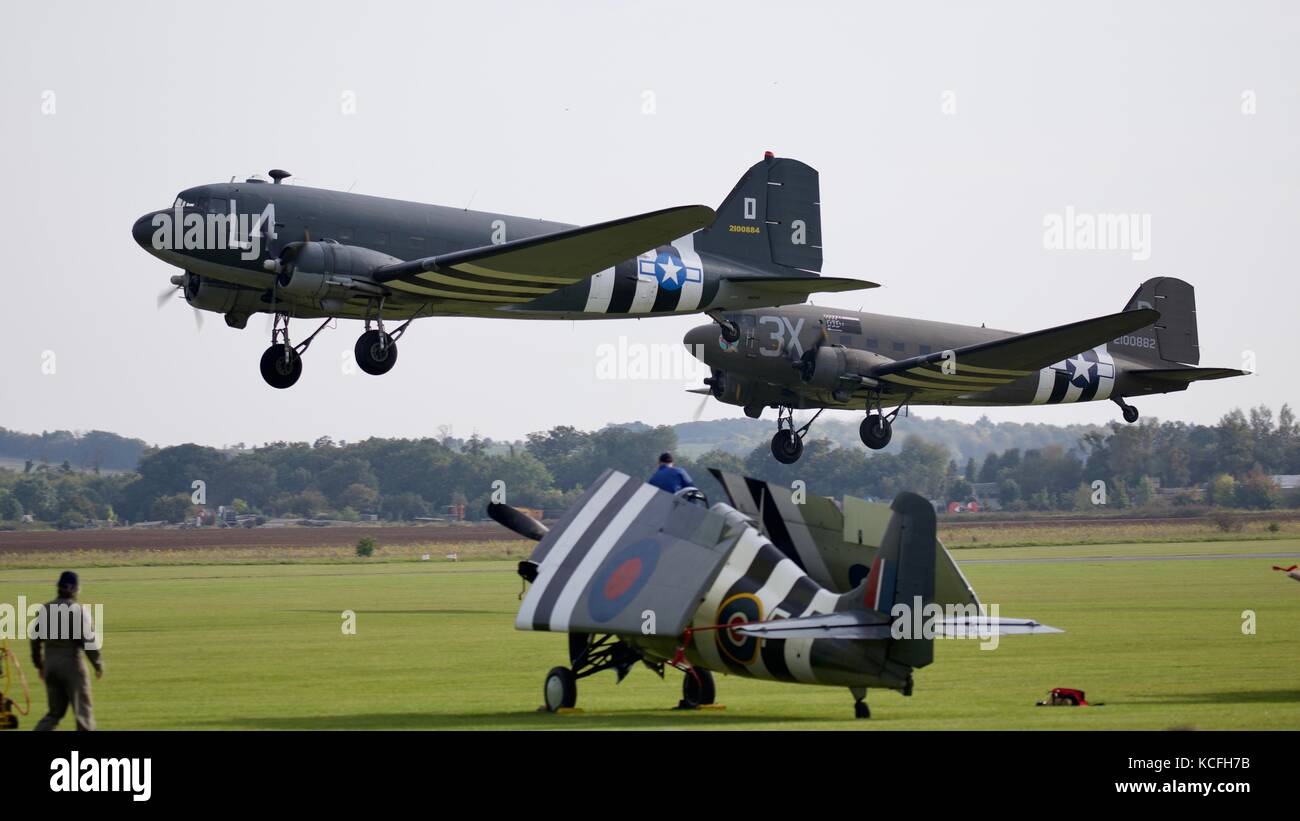 Zwei Douglas C 47 Skytrain Flugzeuge In Der Ausbildung In Duxford Flugplatz Stockfotografie Alamy