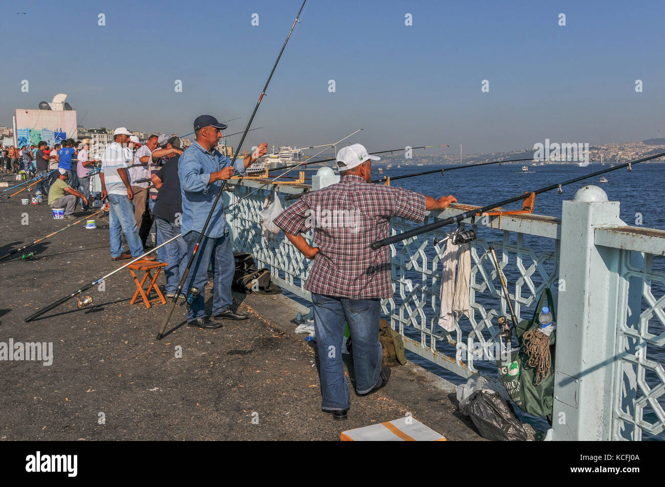 Angeln auf Galata Brücke, Istanbul, Türkei Stockfoto