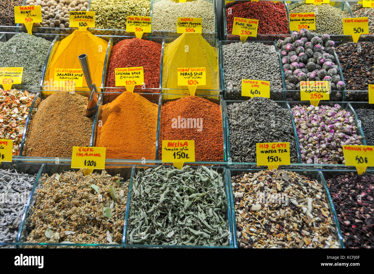 Gewürze an Mısır Çarşısı, Ägyptischer Basar, Istanbul, Türkei Stockfoto