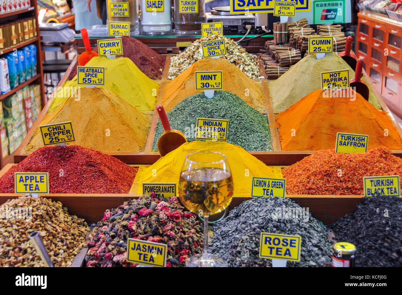 Gewürze an Mısır Çarşısı, Ägyptischer Basar, Istanbul, Türkei Stockfoto