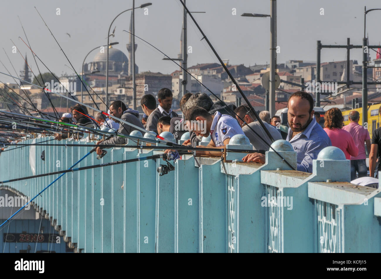 Angeln auf Galata Brücke, Istanbul, Türkei Stockfoto