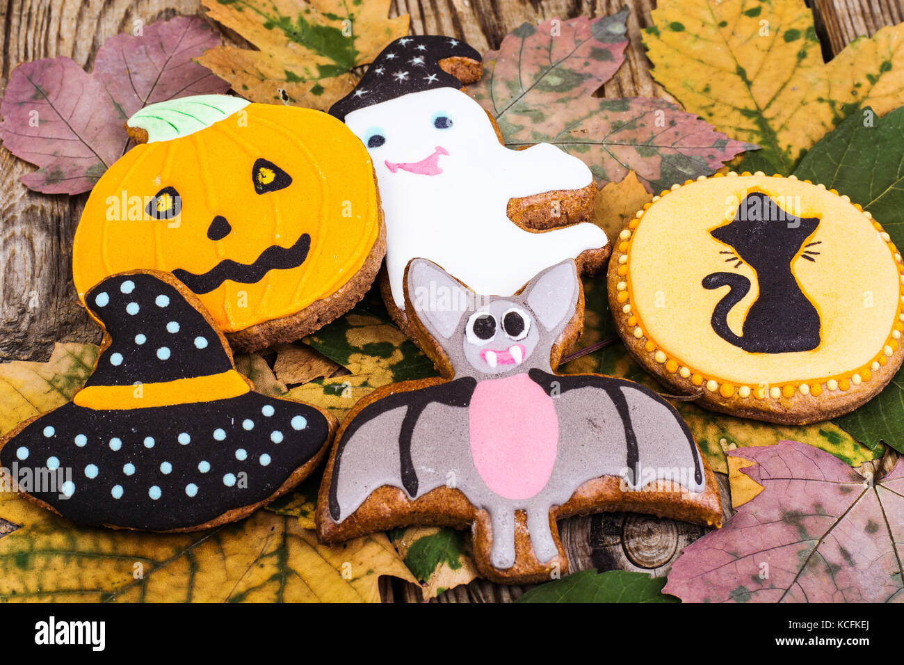 Lustige köstlichen thematischen selbstgemachte Plätzchen mit Puderzucker für Halloween auf dem hölzernen Tisch Stockfoto