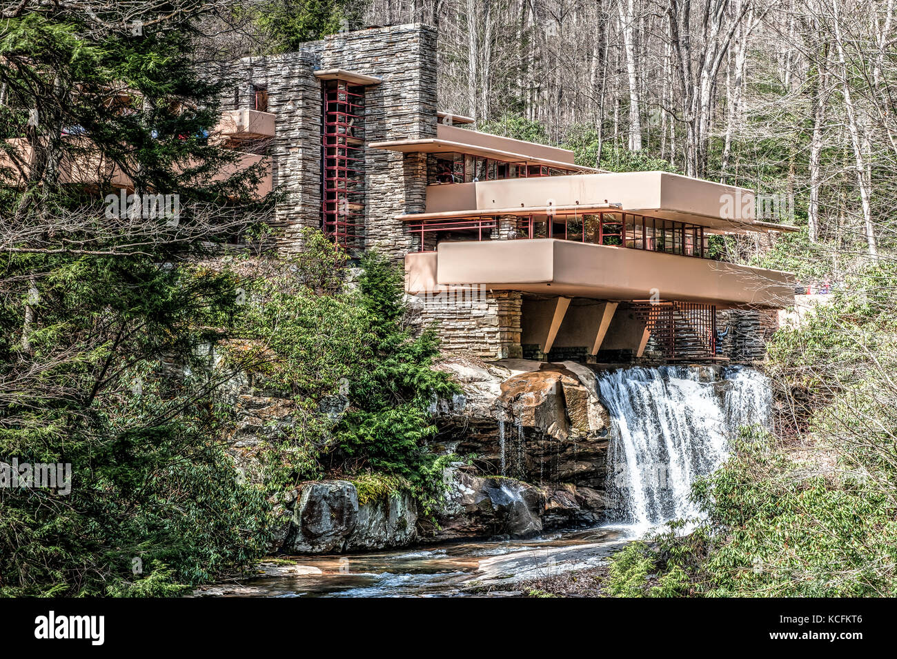 Fallingwater House vom Architekten Frank Lloyd Wright, Mill Run Pennsylvania, USA. 1935 für Familie Kaufmann entworfenes Haus. Stockfoto