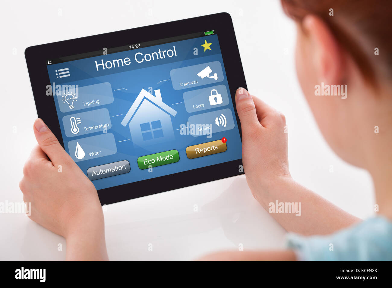 Nahaufnahme einer Frau mit digitalen Tablet mit remote Home Control System Stockfoto