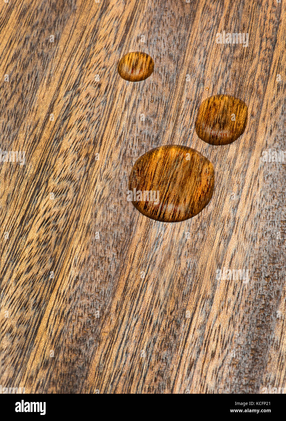 Wasser perlen auf Mahagoniholz Stockfoto